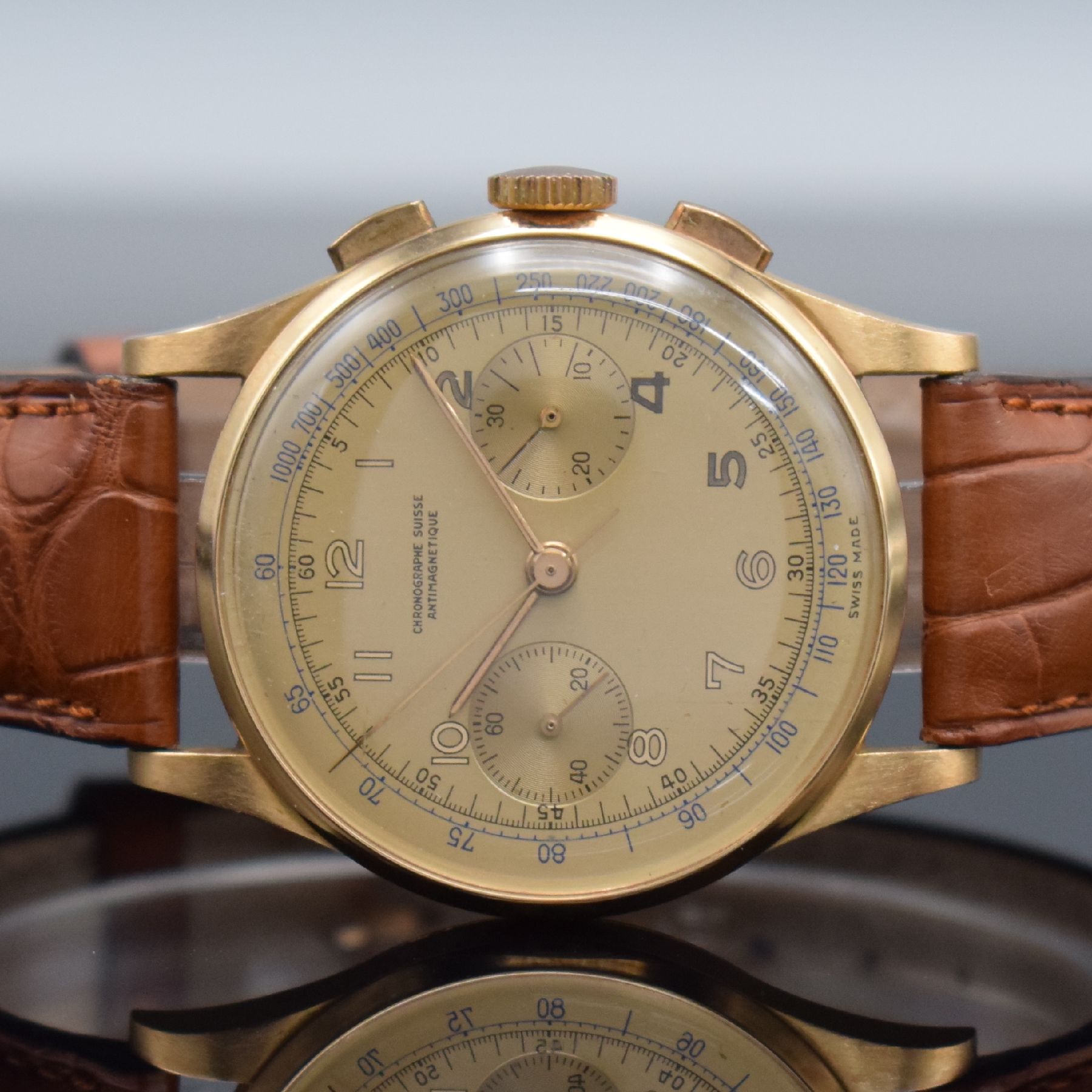 Detail a: CHRONOGRAPHE SUISSE Herrenarmbanduhr mit Chronograph in RG 750/000, Schweiz um 1950, Handaufzug, 3-teil. Geh., Boden & Glasrand aufgedr., gold. ...