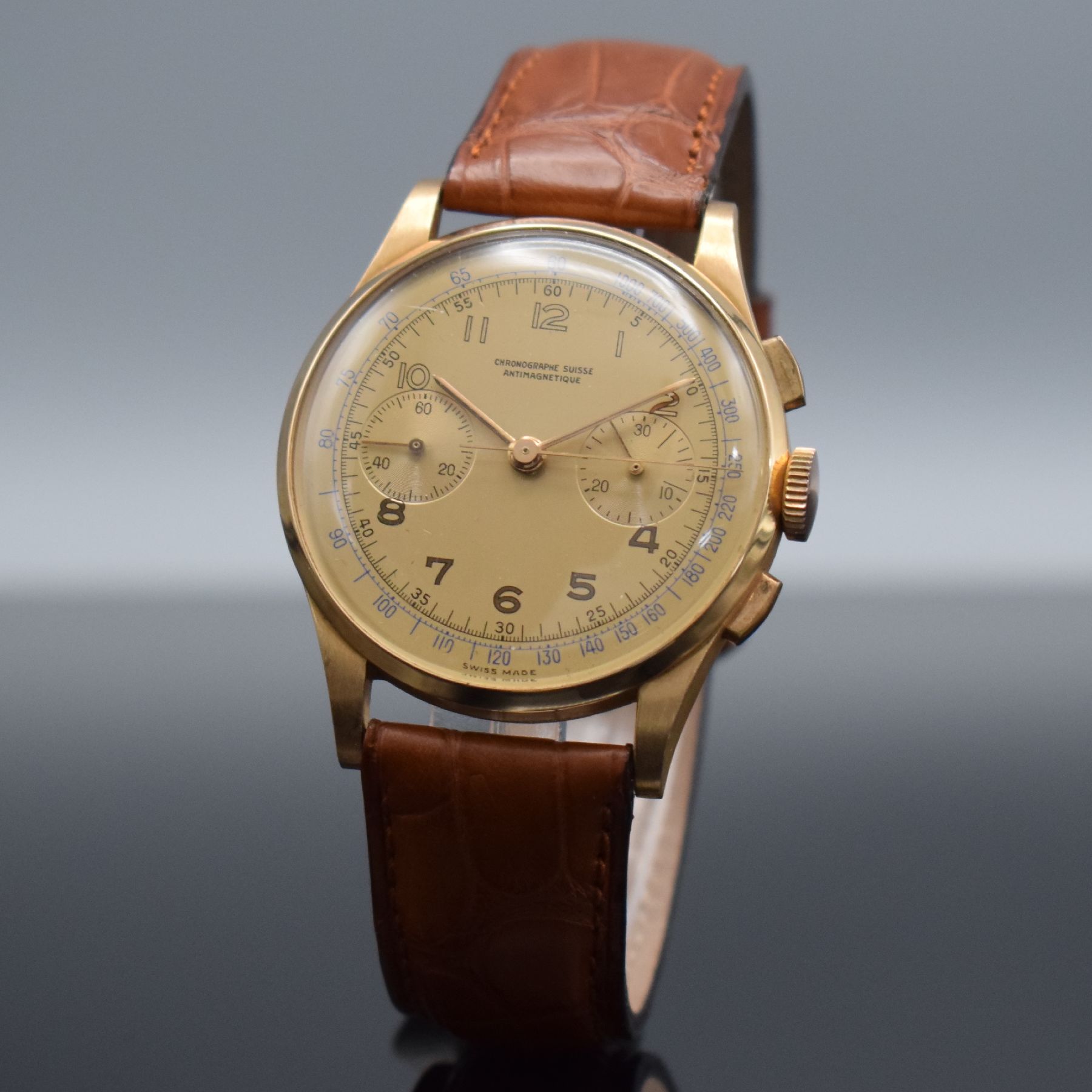 Detail b: CHRONOGRAPHE SUISSE Herrenarmbanduhr mit Chronograph in RG 750/000, Schweiz um 1950, Handaufzug, 3-teil. Geh., Boden & Glasrand aufgedr., gold. ...