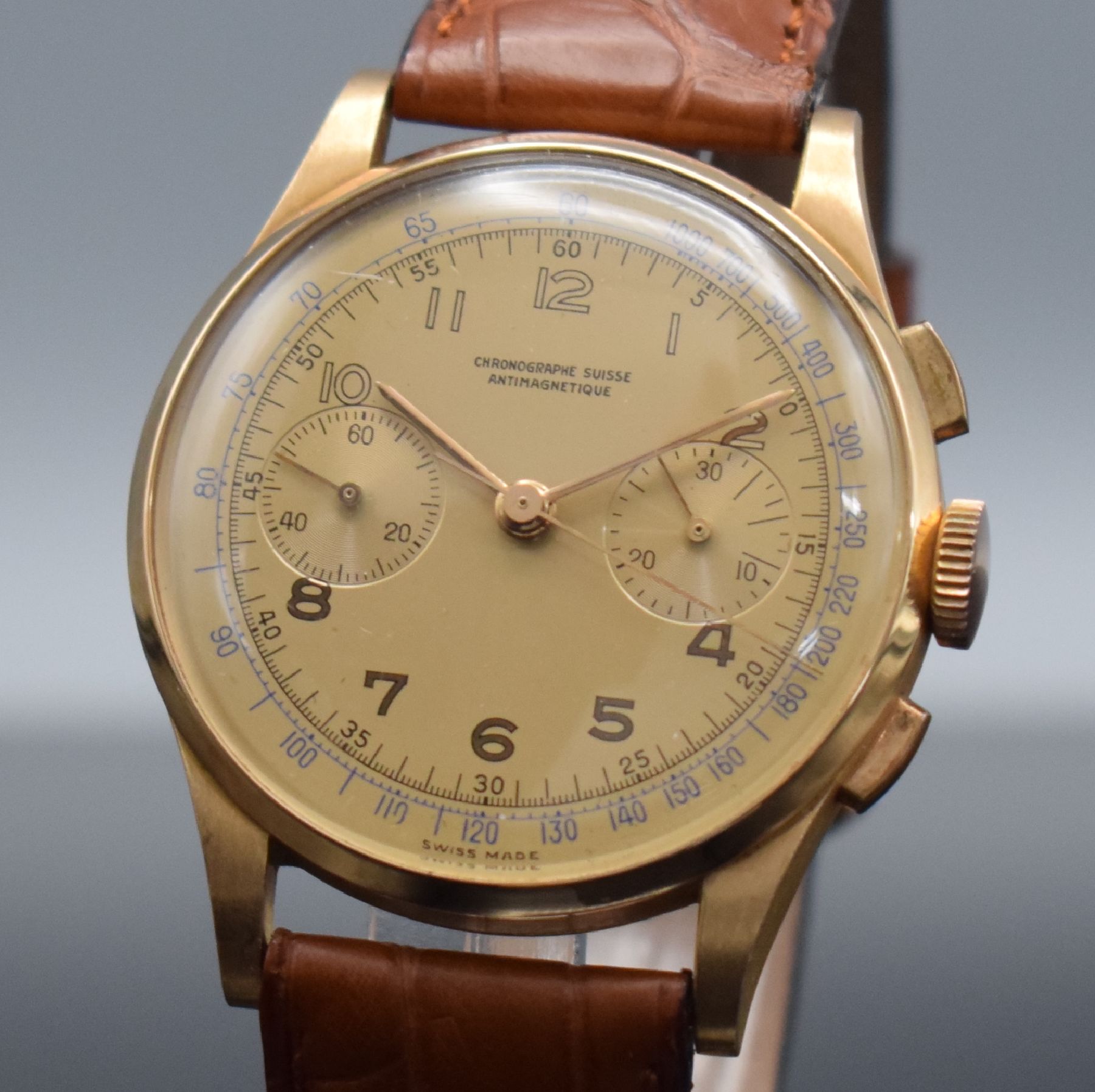 Detail c: CHRONOGRAPHE SUISSE Herrenarmbanduhr mit Chronograph in RG 750/000, Schweiz um 1950, Handaufzug, 3-teil. Geh., Boden & Glasrand aufgedr., gold. ...