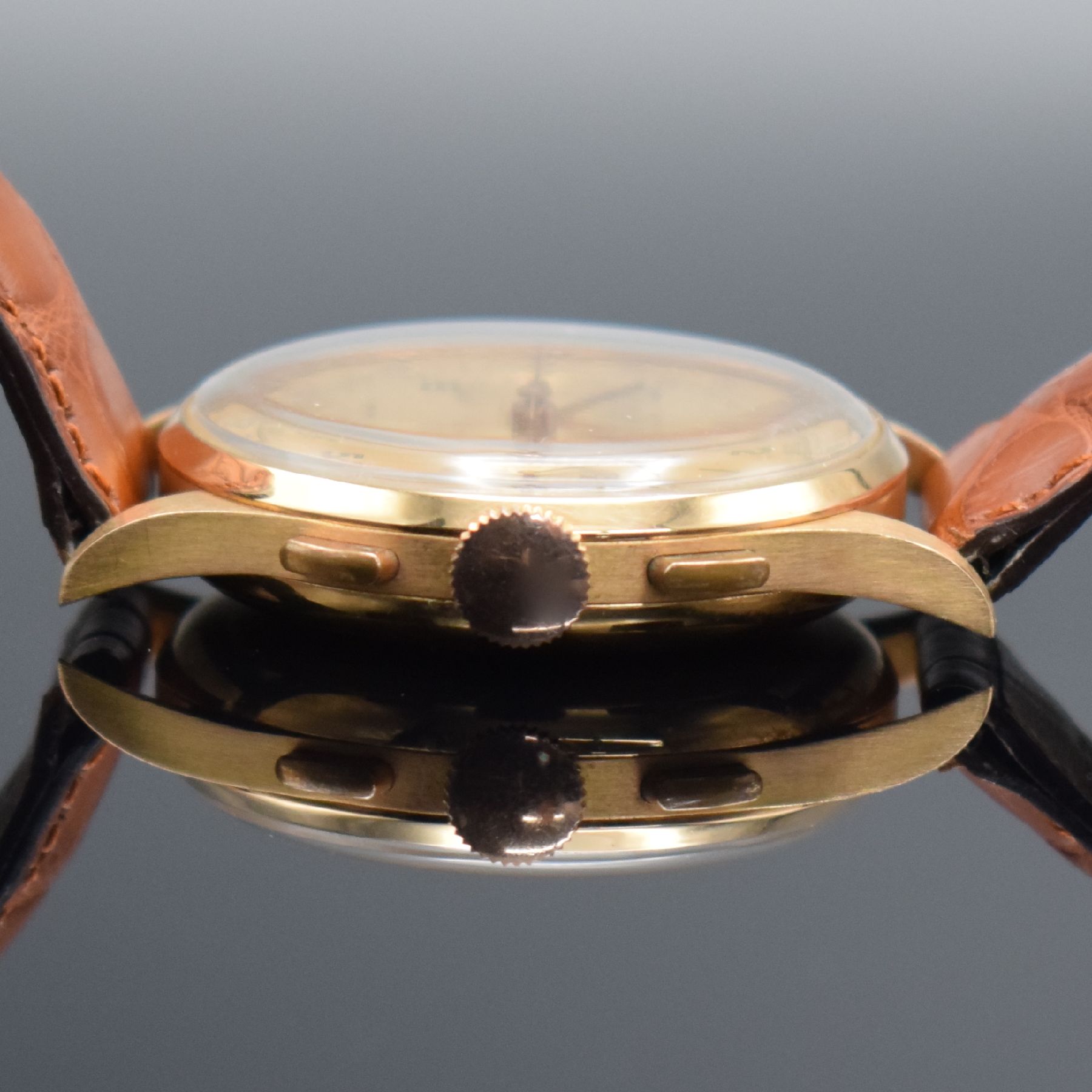 Detail d: CHRONOGRAPHE SUISSE Herrenarmbanduhr mit Chronograph in RG 750/000, Schweiz um 1950, Handaufzug, 3-teil. Geh., Boden & Glasrand aufgedr., gold. ...