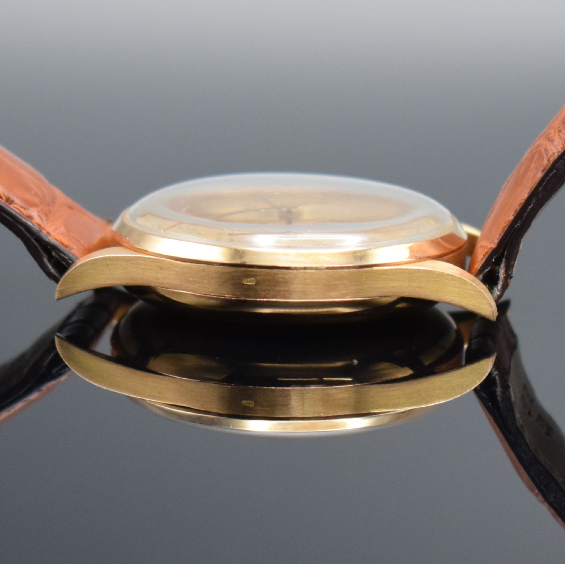 Detail e: CHRONOGRAPHE SUISSE Herrenarmbanduhr mit Chronograph in RG 750/000, Schweiz um 1950, Handaufzug, 3-teil. Geh., Boden & Glasrand aufgedr., gold. ...