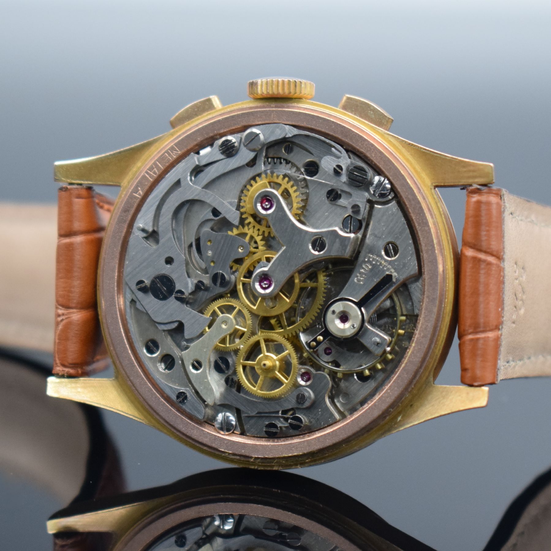 Detail h: CHRONOGRAPHE SUISSE Herrenarmbanduhr mit Chronograph in RG 750/000, Schweiz um 1950, Handaufzug, 3-teil. Geh., Boden & Glasrand aufgedr., gold. ...