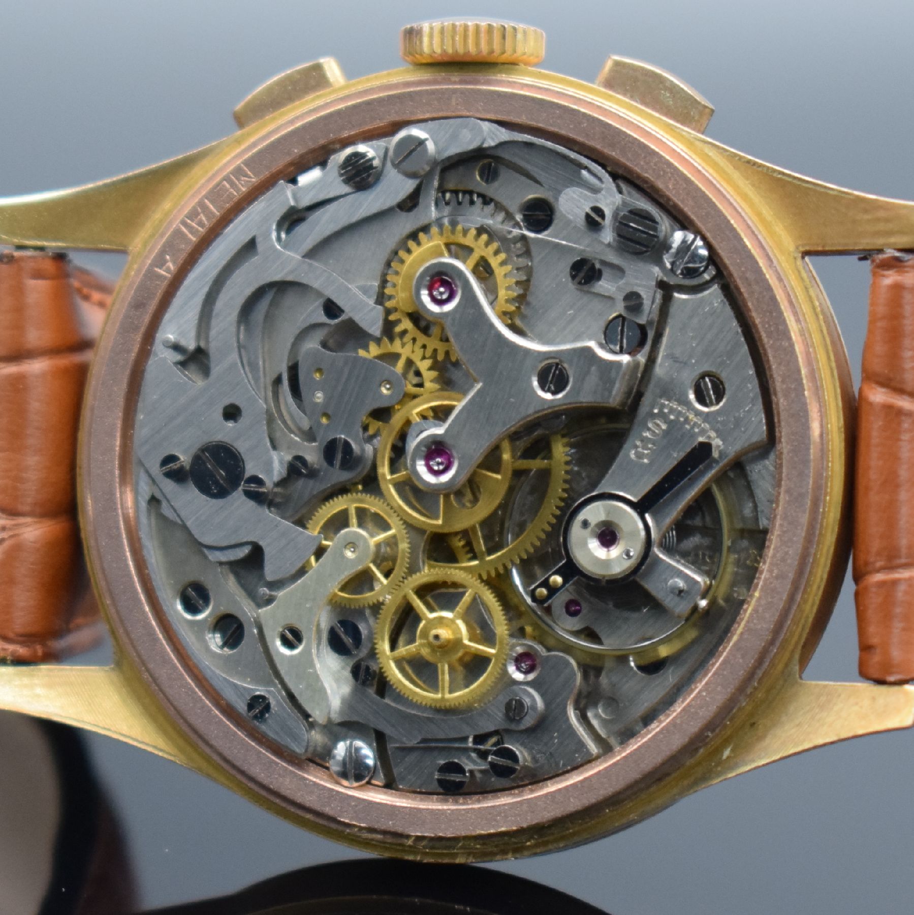 Detail i: CHRONOGRAPHE SUISSE Herrenarmbanduhr mit Chronograph in RG 750/000, Schweiz um 1950, Handaufzug, 3-teil. Geh., Boden & Glasrand aufgedr., gold. ...