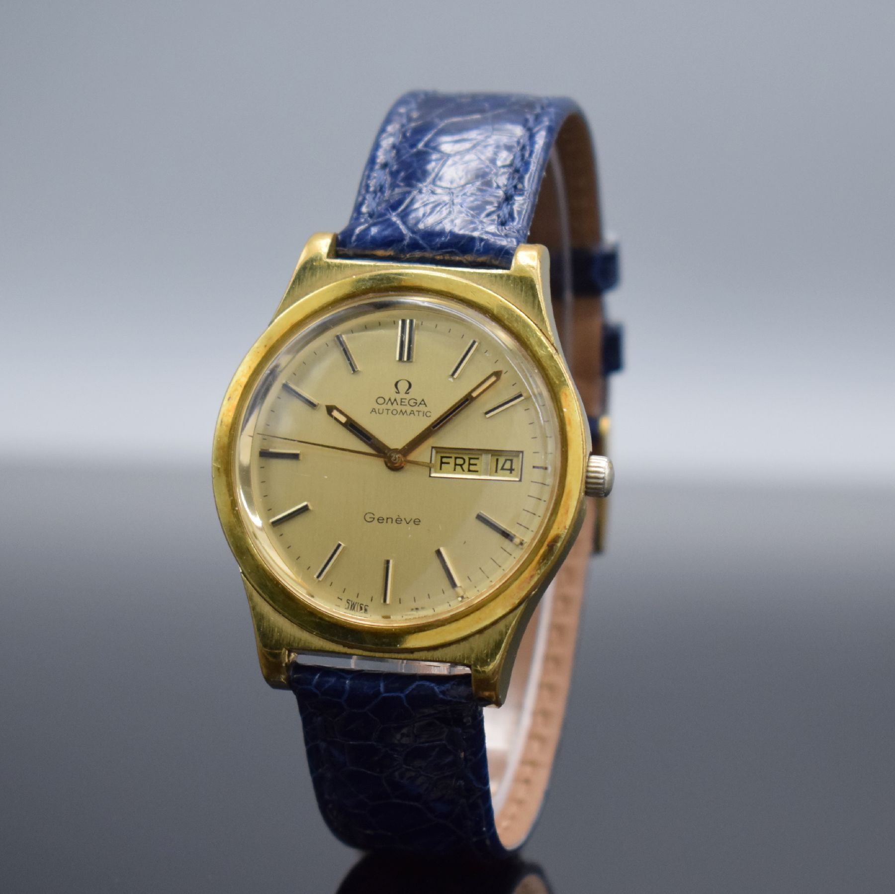 Detail b: OMEGA Geneve Herrenarmbanduhr mit Tag & Datum, Schweiz um 1972, Automatik, Ref. 166 0169, verg. Geh., Stahlboden geschr., gold. Zifferbl. m. aufges. ...