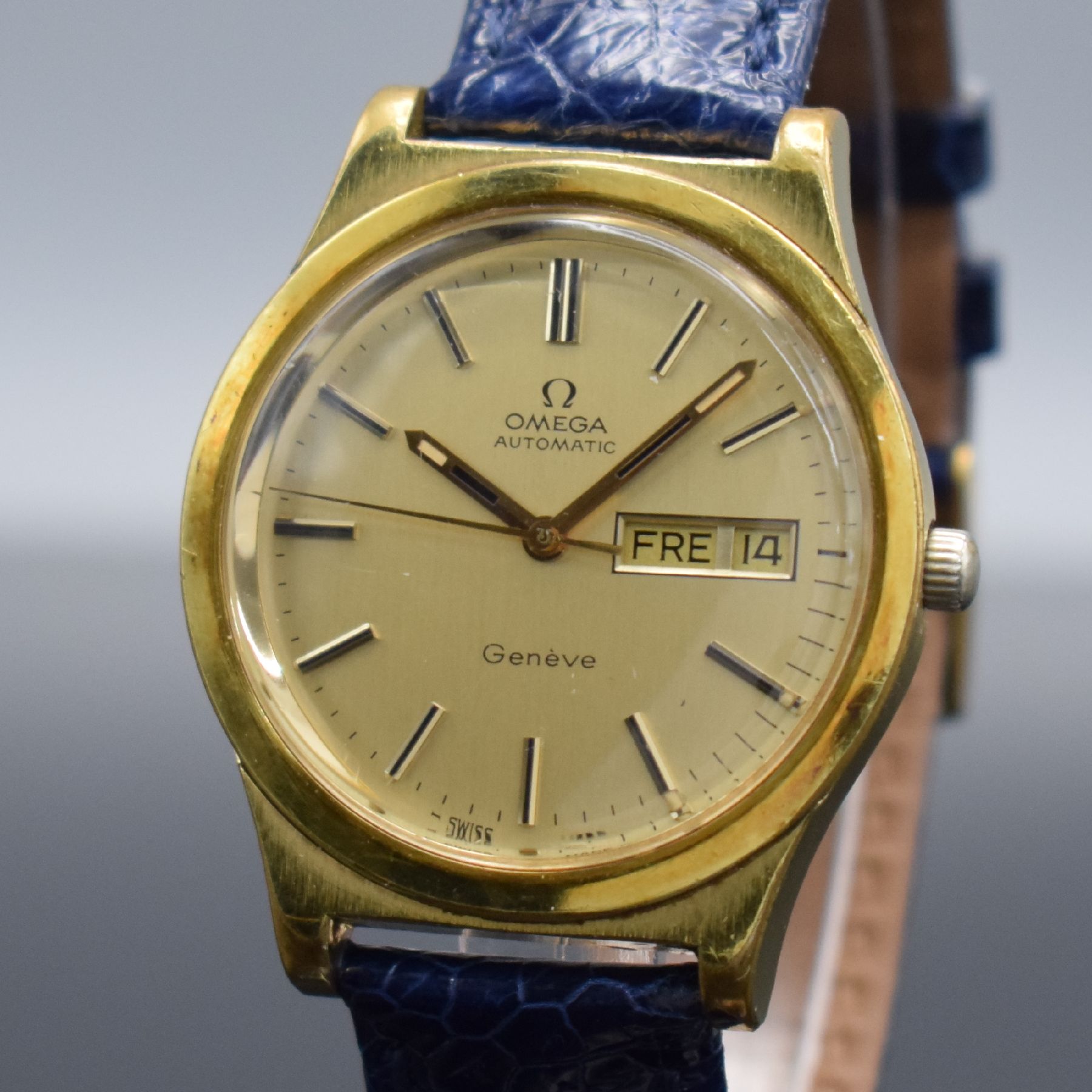 Detail c: OMEGA Geneve Herrenarmbanduhr mit Tag & Datum, Schweiz um 1972, Automatik, Ref. 166 0169, verg. Geh., Stahlboden geschr., gold. Zifferbl. m. aufges. ...