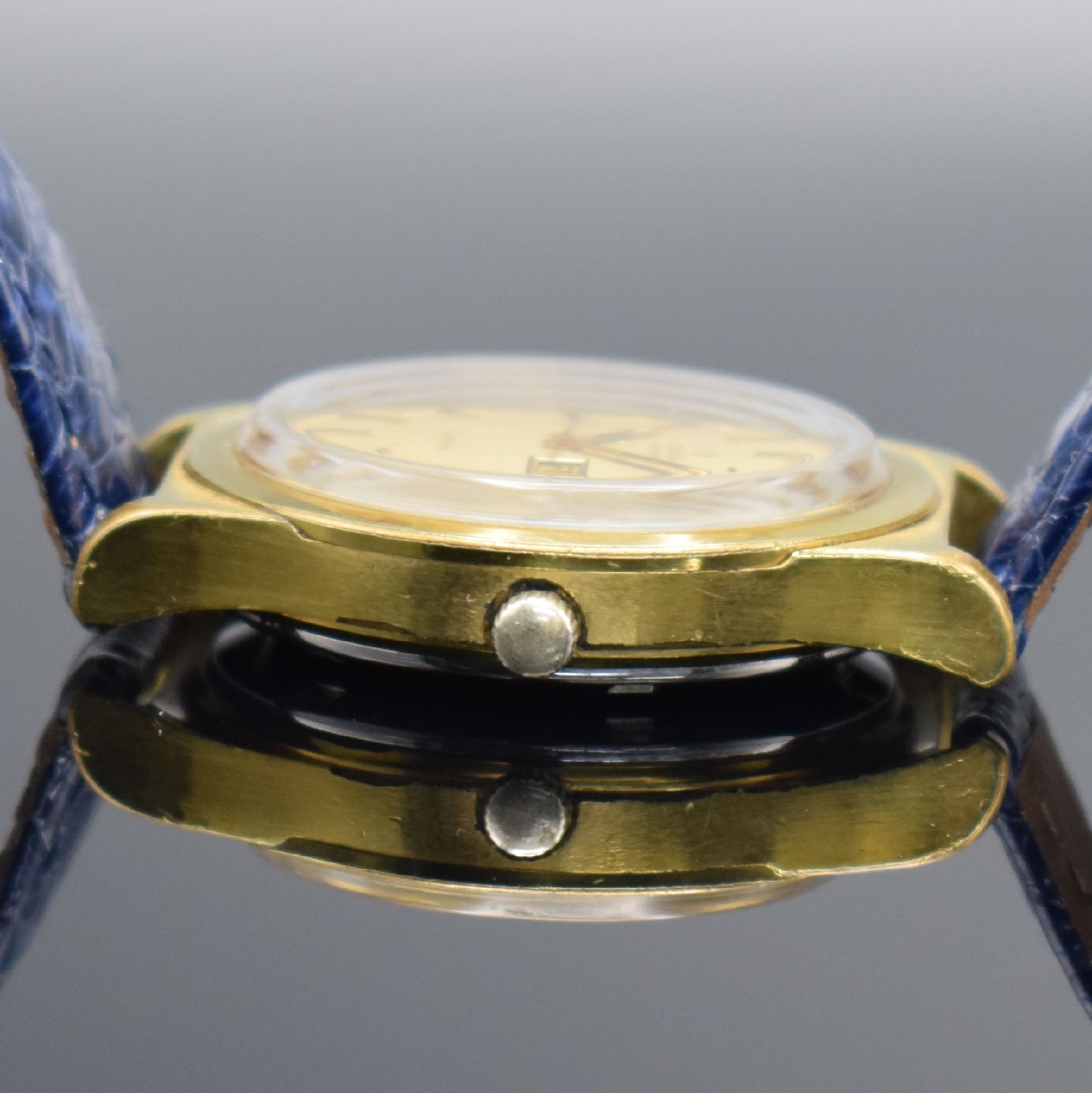 Detail d: OMEGA Geneve Herrenarmbanduhr mit Tag & Datum, Schweiz um 1972, Automatik, Ref. 166 0169, verg. Geh., Stahlboden geschr., gold. Zifferbl. m. aufges. ...