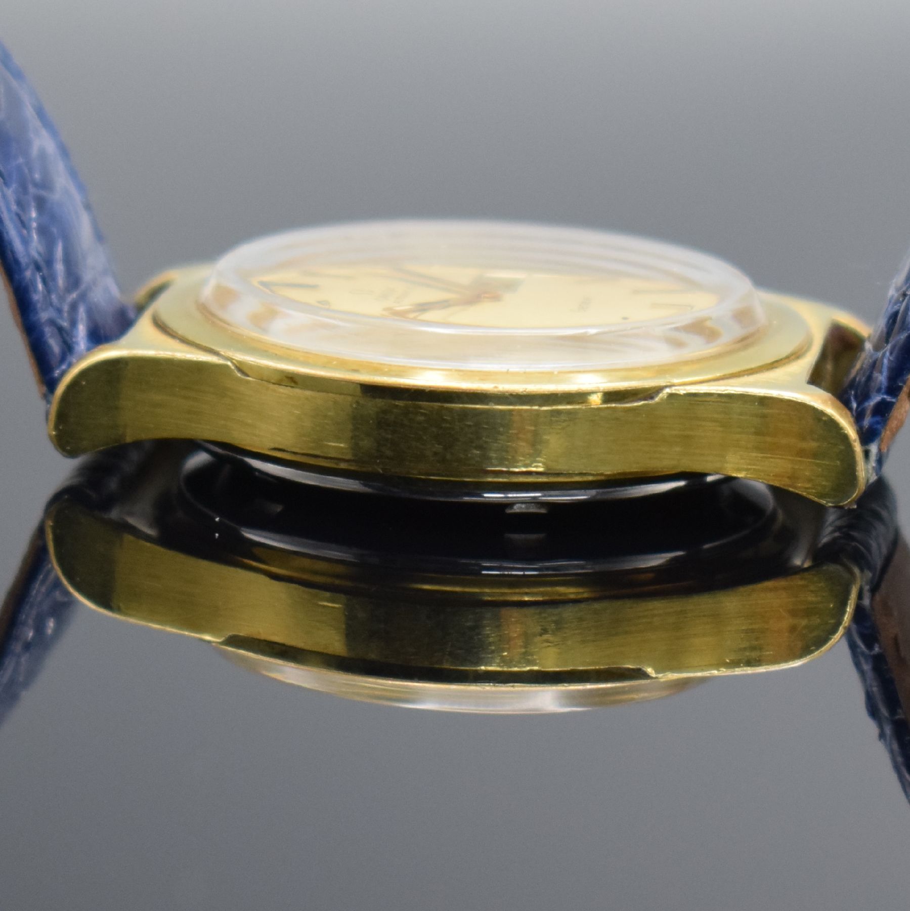 Detail e: OMEGA Geneve Herrenarmbanduhr mit Tag & Datum, Schweiz um 1972, Automatik, Ref. 166 0169, verg. Geh., Stahlboden geschr., gold. Zifferbl. m. aufges. ...