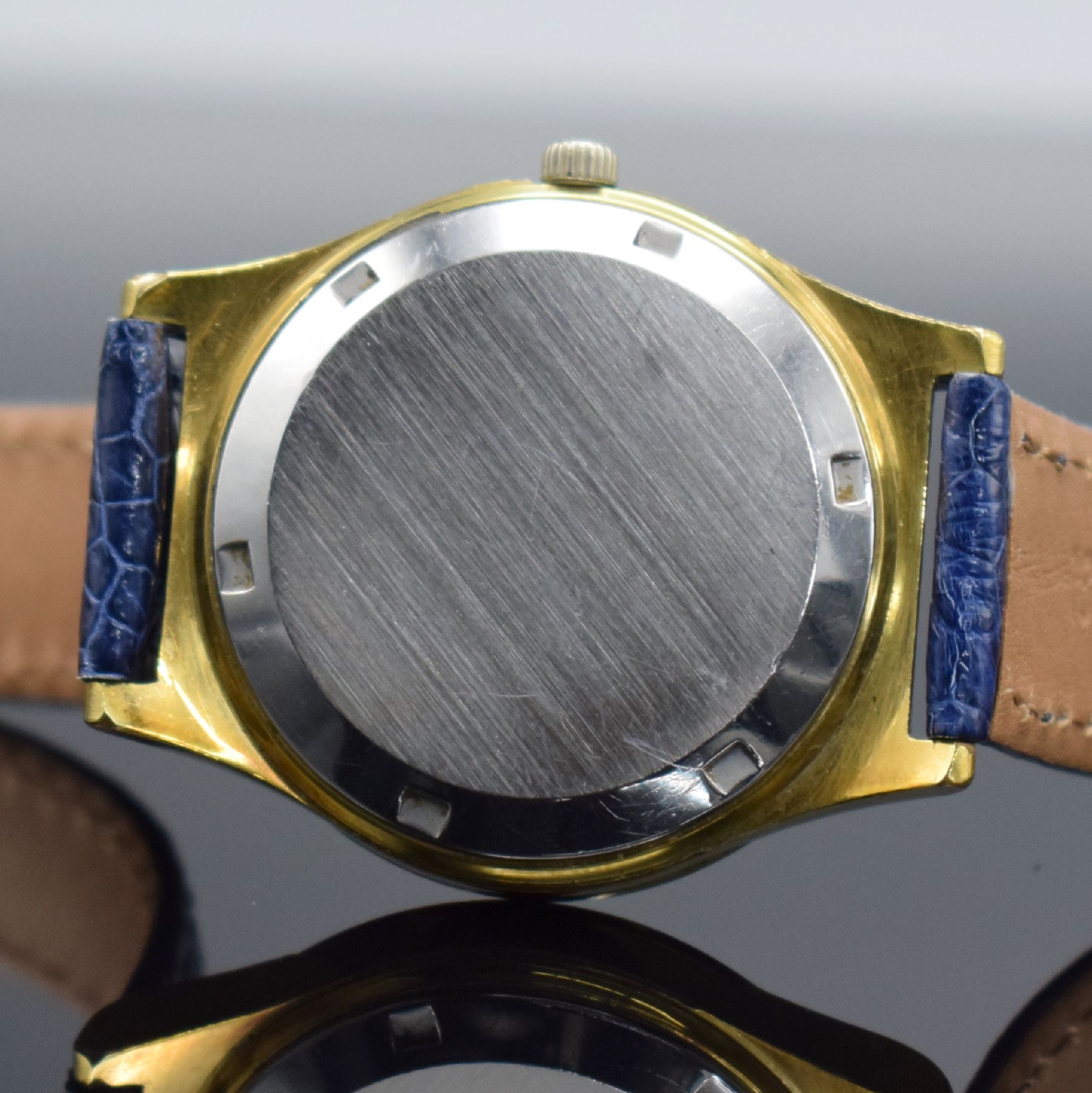 Detail f: OMEGA Geneve Herrenarmbanduhr mit Tag & Datum, Schweiz um 1972, Automatik, Ref. 166 0169, verg. Geh., Stahlboden geschr., gold. Zifferbl. m. aufges. ...