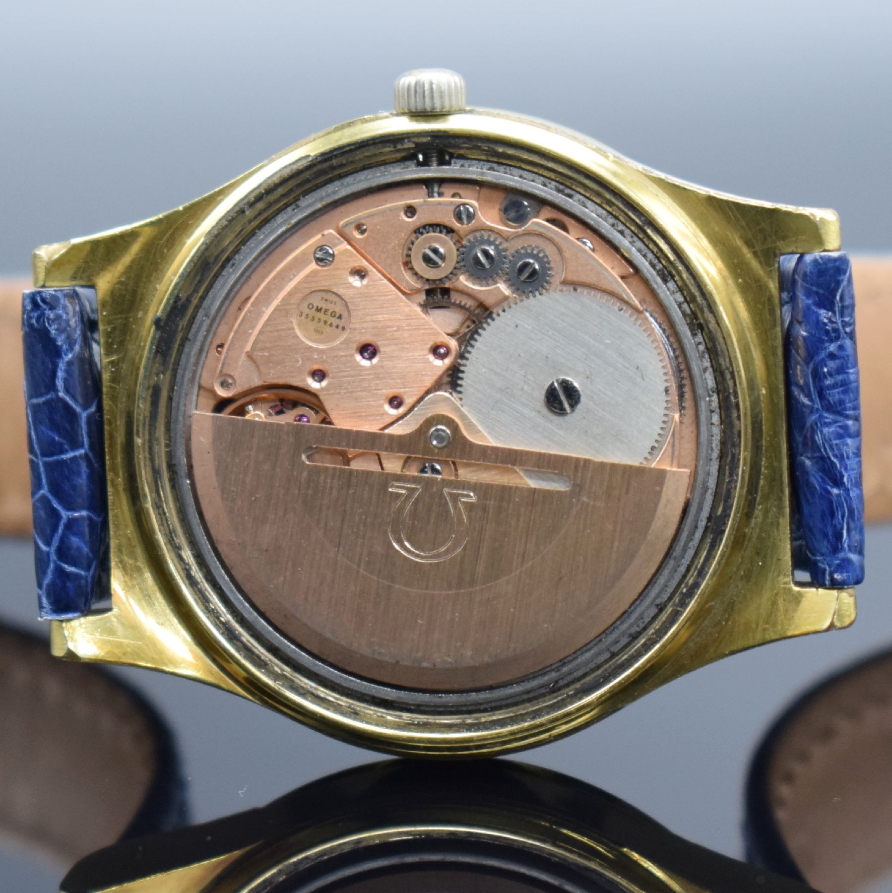 Detail g: OMEGA Geneve Herrenarmbanduhr mit Tag & Datum, Schweiz um 1972, Automatik, Ref. 166 0169, verg. Geh., Stahlboden geschr., gold. Zifferbl. m. aufges. ...