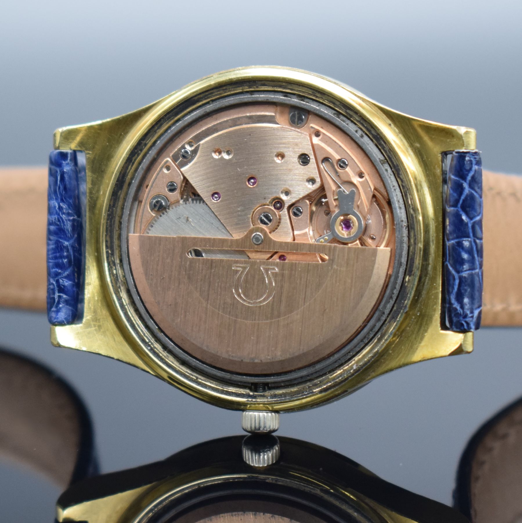 Detail h: OMEGA Geneve Herrenarmbanduhr mit Tag & Datum, Schweiz um 1972, Automatik, Ref. 166 0169, verg. Geh., Stahlboden geschr., gold. Zifferbl. m. aufges. ...