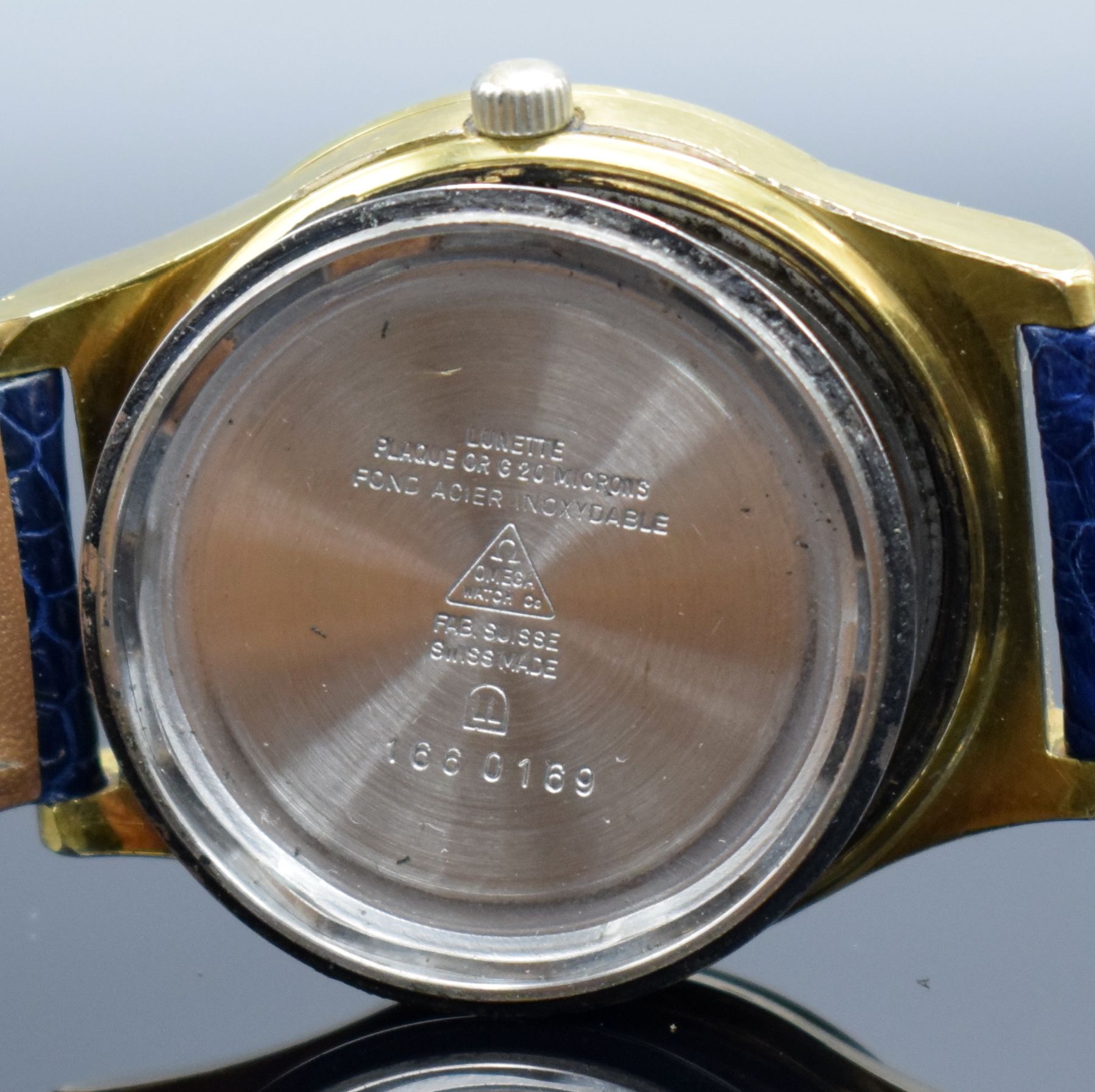 Detail i: OMEGA Geneve Herrenarmbanduhr mit Tag & Datum, Schweiz um 1972, Automatik, Ref. 166 0169, verg. Geh., Stahlboden geschr., gold. Zifferbl. m. aufges. ...