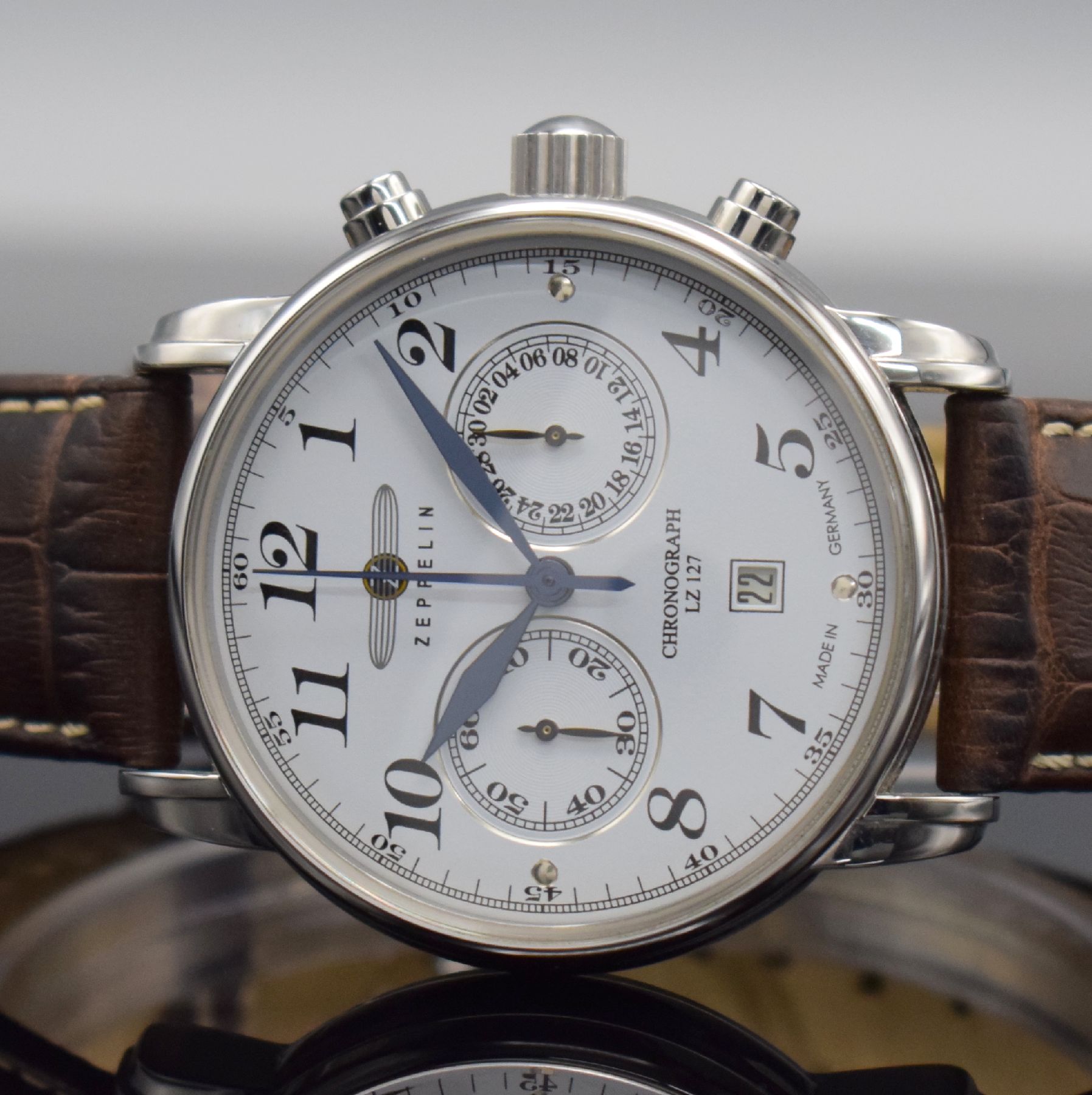 Detail a: ZEPPELIN Herrenarmbanduhr mit Chronograph, Deutschland um 2009, Handaufzug, Ref. LZ 127, beids. vergl. Edelstahlgeh., Boden geschr., weißes ...