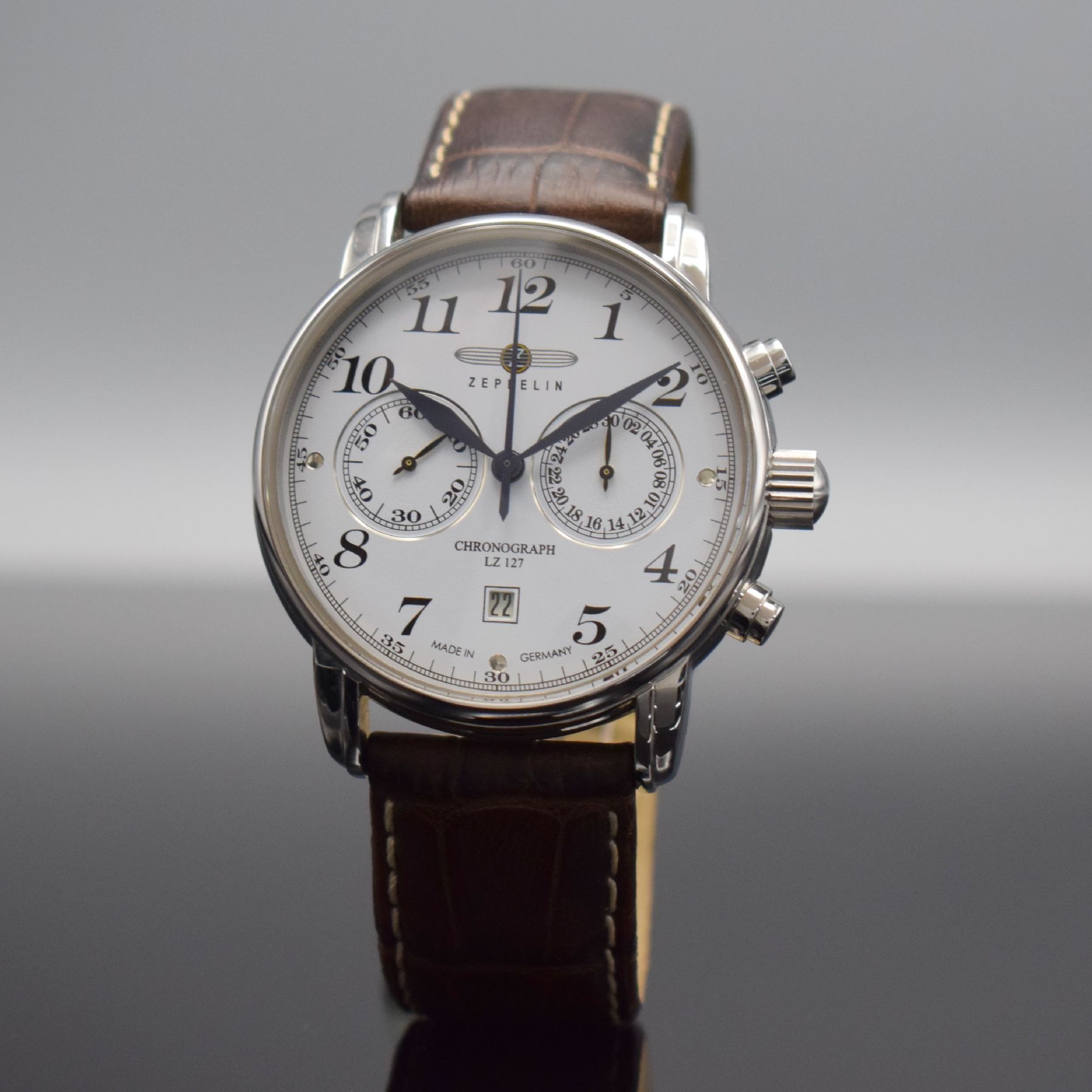 Detail b: ZEPPELIN Herrenarmbanduhr mit Chronograph, Deutschland um 2009, Handaufzug, Ref. LZ 127, beids. vergl. Edelstahlgeh., Boden geschr., weißes ...