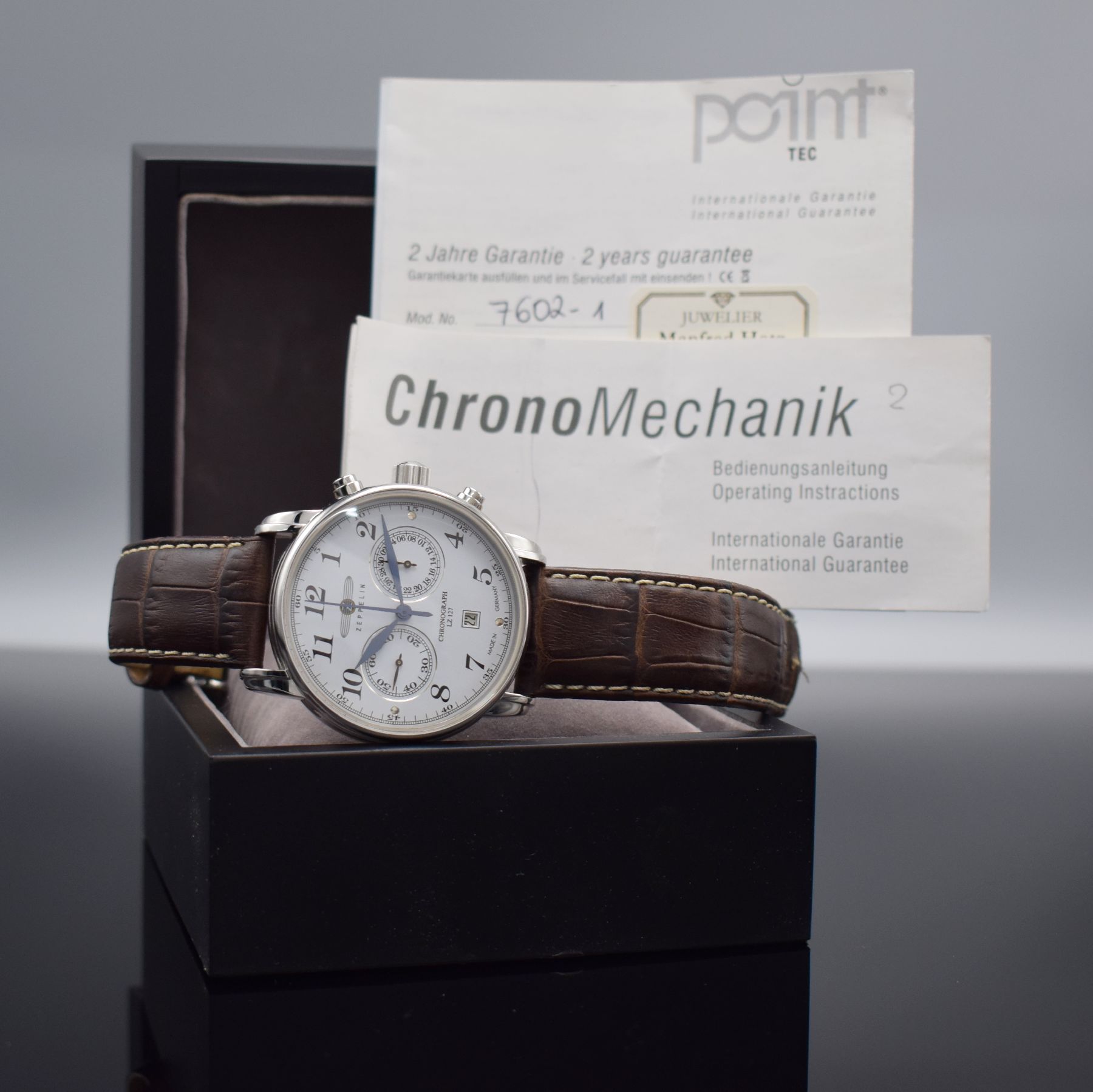 Detail g: ZEPPELIN Herrenarmbanduhr mit Chronograph, Deutschland um 2009, Handaufzug, Ref. LZ 127, beids. vergl. Edelstahlgeh., Boden geschr., weißes ...