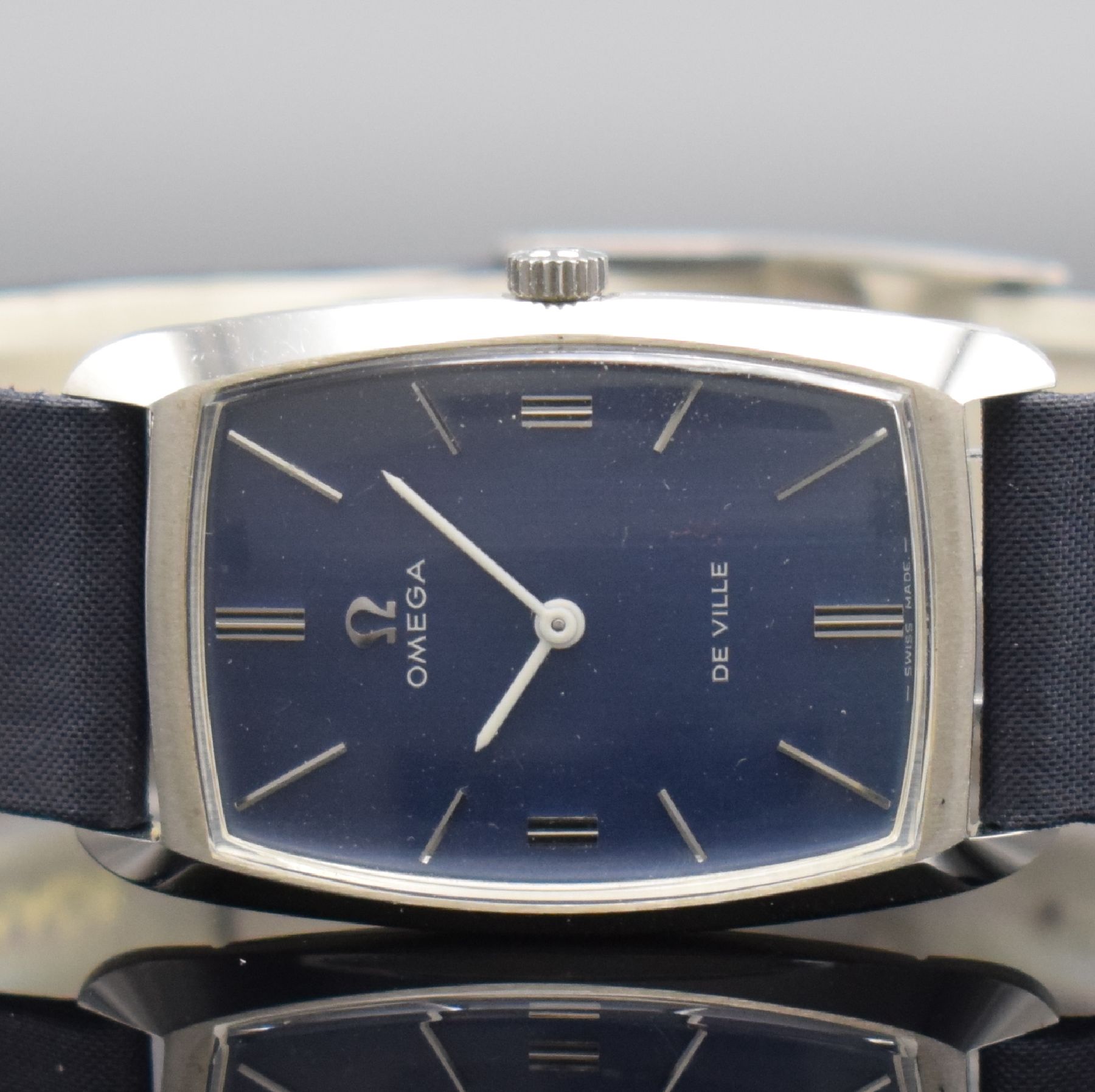 Detail a: OMEGA De Ville gut erhaltene Armbanduhr Referenz 111.085, Schweiz um 1970, Handaufzug, 2-teil. Geh. in Stahl, Boden aufgedr., orig. Lederband m. ...