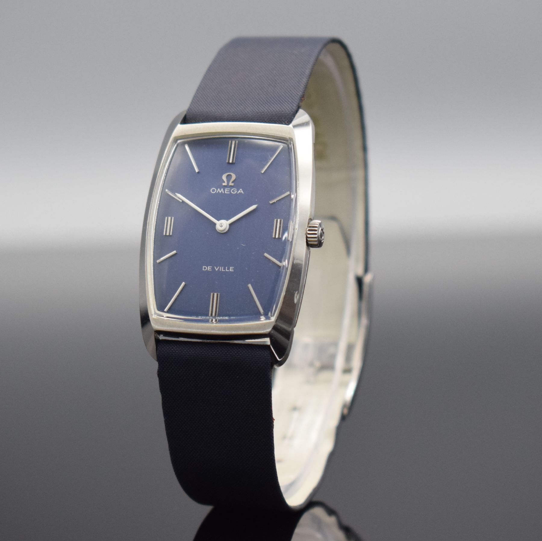 Detail b: OMEGA De Ville gut erhaltene Armbanduhr Referenz 111.085, Schweiz um 1970, Handaufzug, 2-teil. Geh. in Stahl, Boden aufgedr., orig. Lederband m. ...
