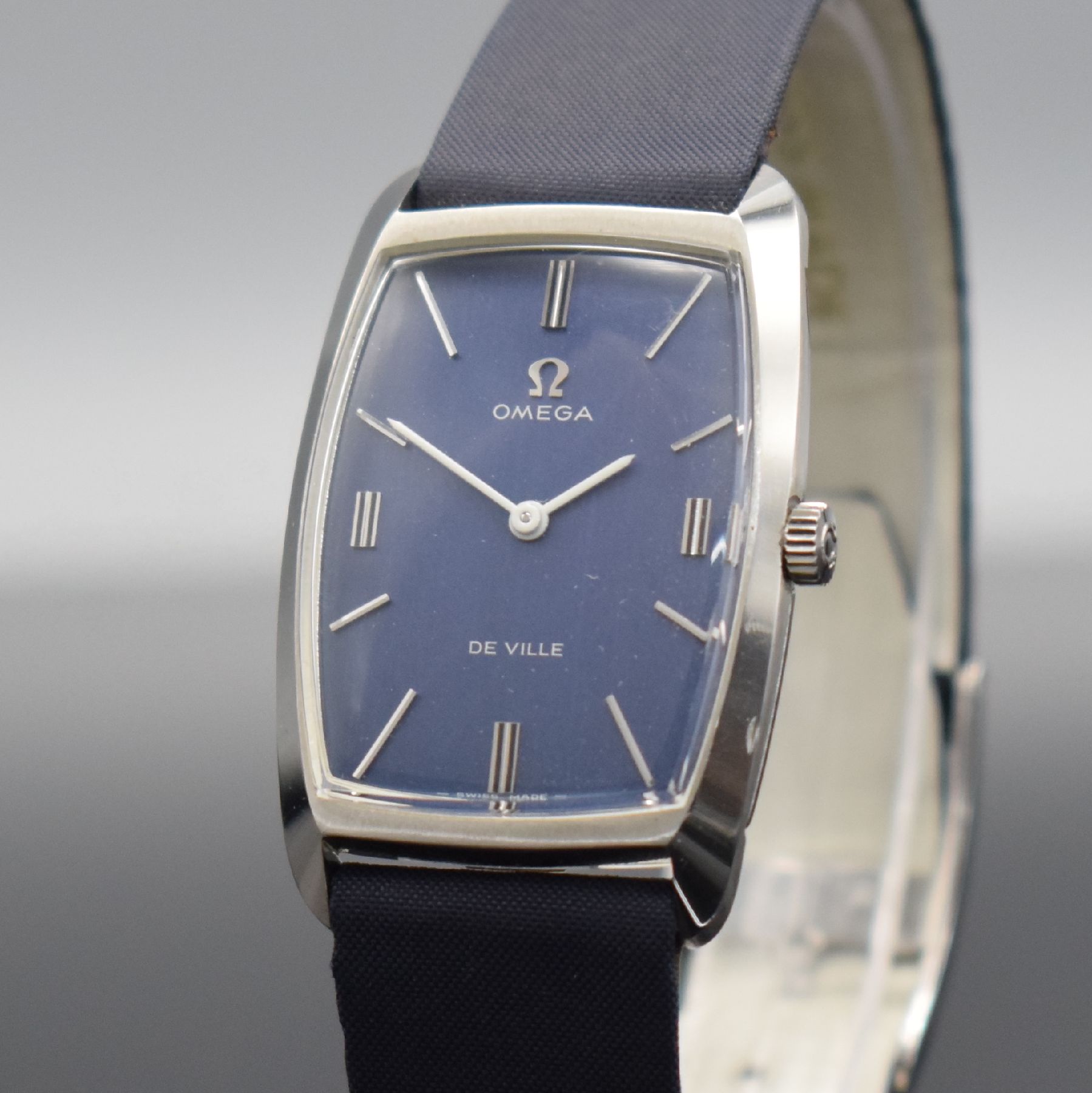 Detail c: OMEGA De Ville gut erhaltene Armbanduhr Referenz 111.085, Schweiz um 1970, Handaufzug, 2-teil. Geh. in Stahl, Boden aufgedr., orig. Lederband m. ...