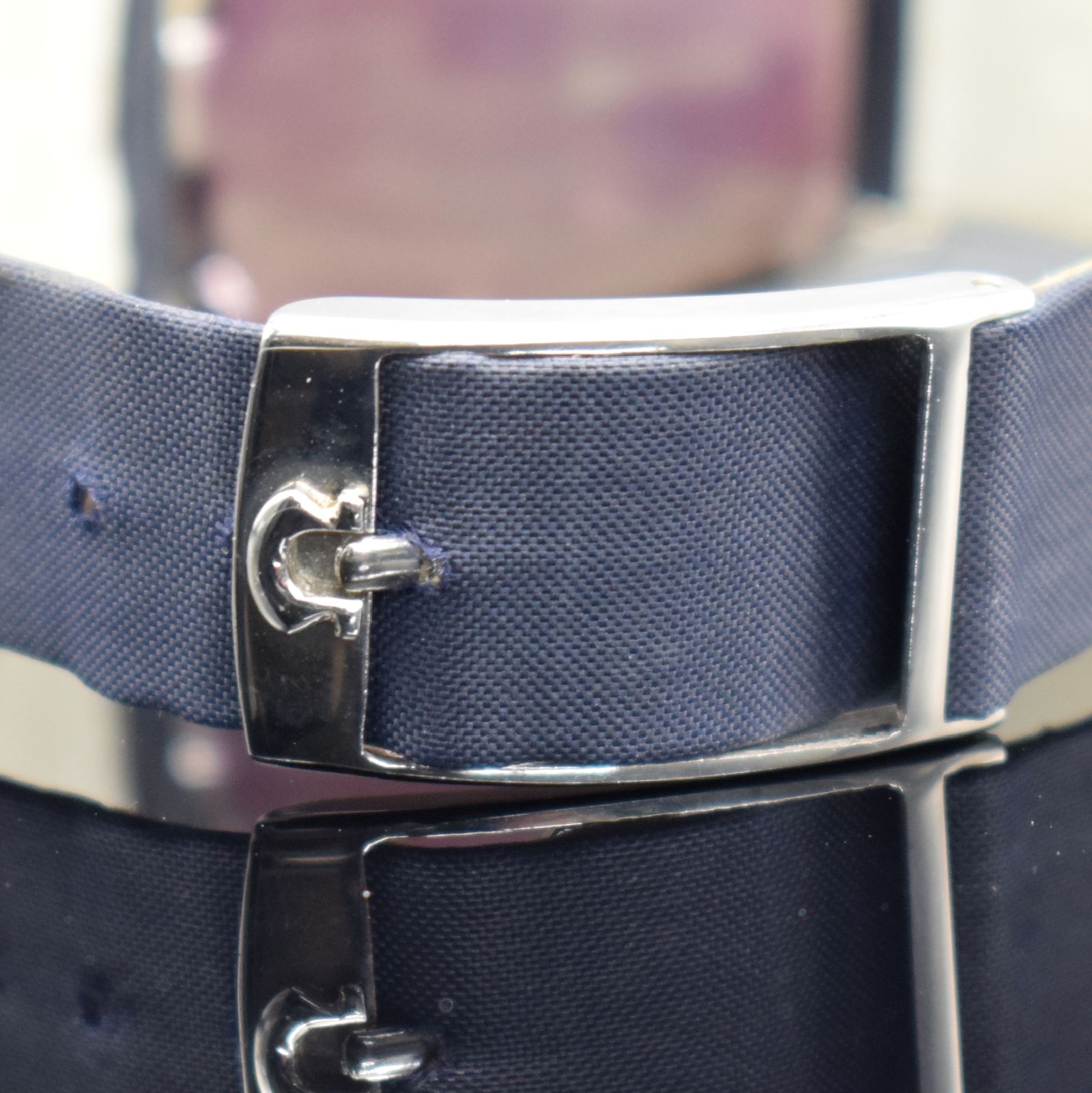 Detail e: OMEGA De Ville gut erhaltene Armbanduhr Referenz 111.085, Schweiz um 1970, Handaufzug, 2-teil. Geh. in Stahl, Boden aufgedr., orig. Lederband m. ...