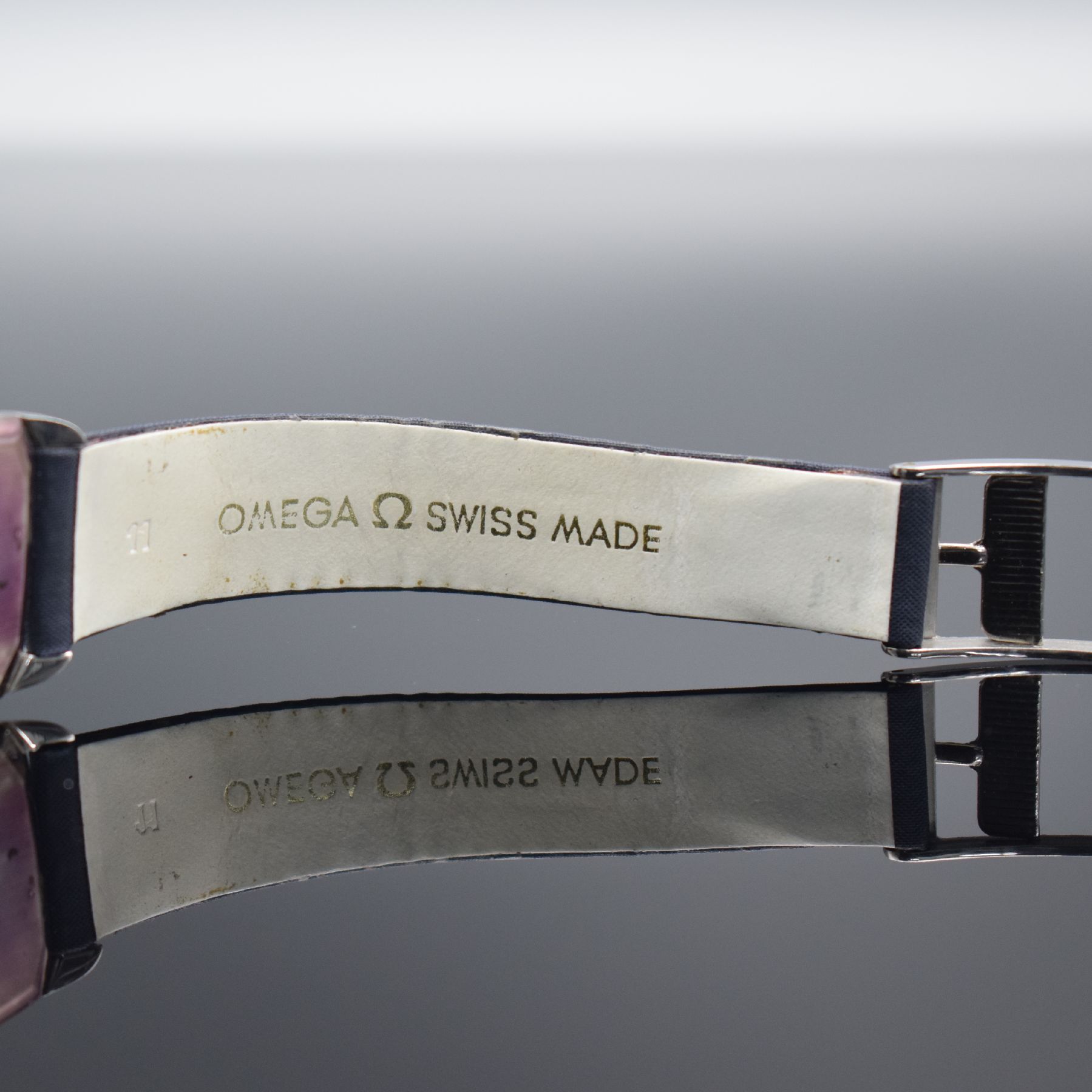 Detail f: OMEGA De Ville gut erhaltene Armbanduhr Referenz 111.085, Schweiz um 1970, Handaufzug, 2-teil. Geh. in Stahl, Boden aufgedr., orig. Lederband m. ...