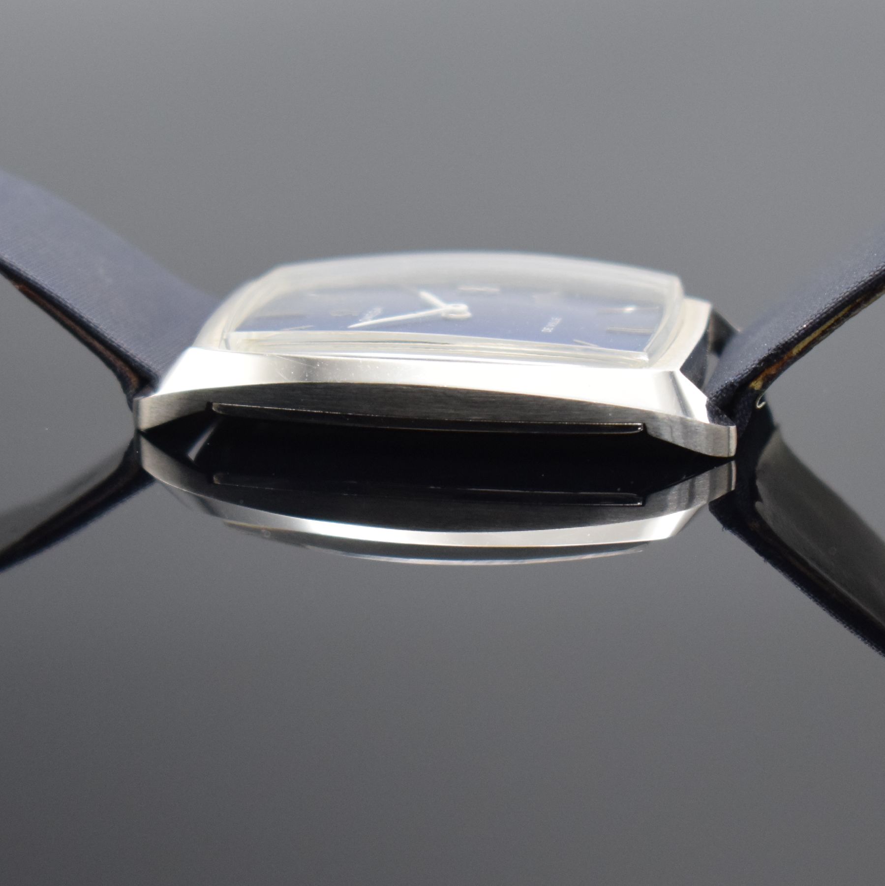 Detail h: OMEGA De Ville gut erhaltene Armbanduhr Referenz 111.085, Schweiz um 1970, Handaufzug, 2-teil. Geh. in Stahl, Boden aufgedr., orig. Lederband m. ...