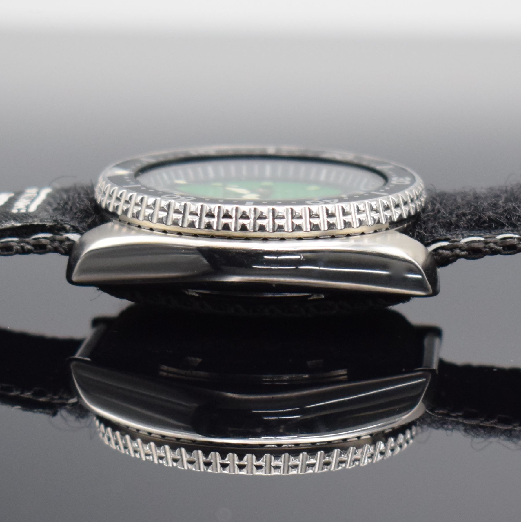 Detail e: SEIKO Scuba Diver`s Herrenarmbanduhr, Japan 1990er Jahre, Automatik, Ref. 7002-7000, massives verschr. Geh. in Edelstahl, beids. drehb. Lünette m. ...