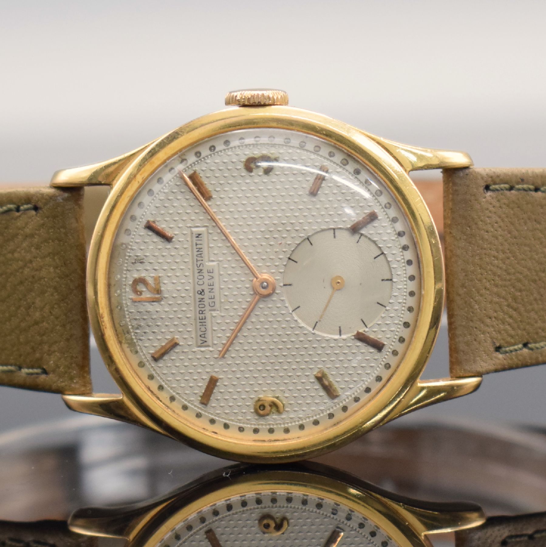 Detail a: VACHERON & CONSTANTIN feine und seltene Herrenarmbanduhr in RoseG 750/000, Handaufzug, Schweiz um 1942, 3-teil. Geh. l. dell., Boden & Glasrand ...