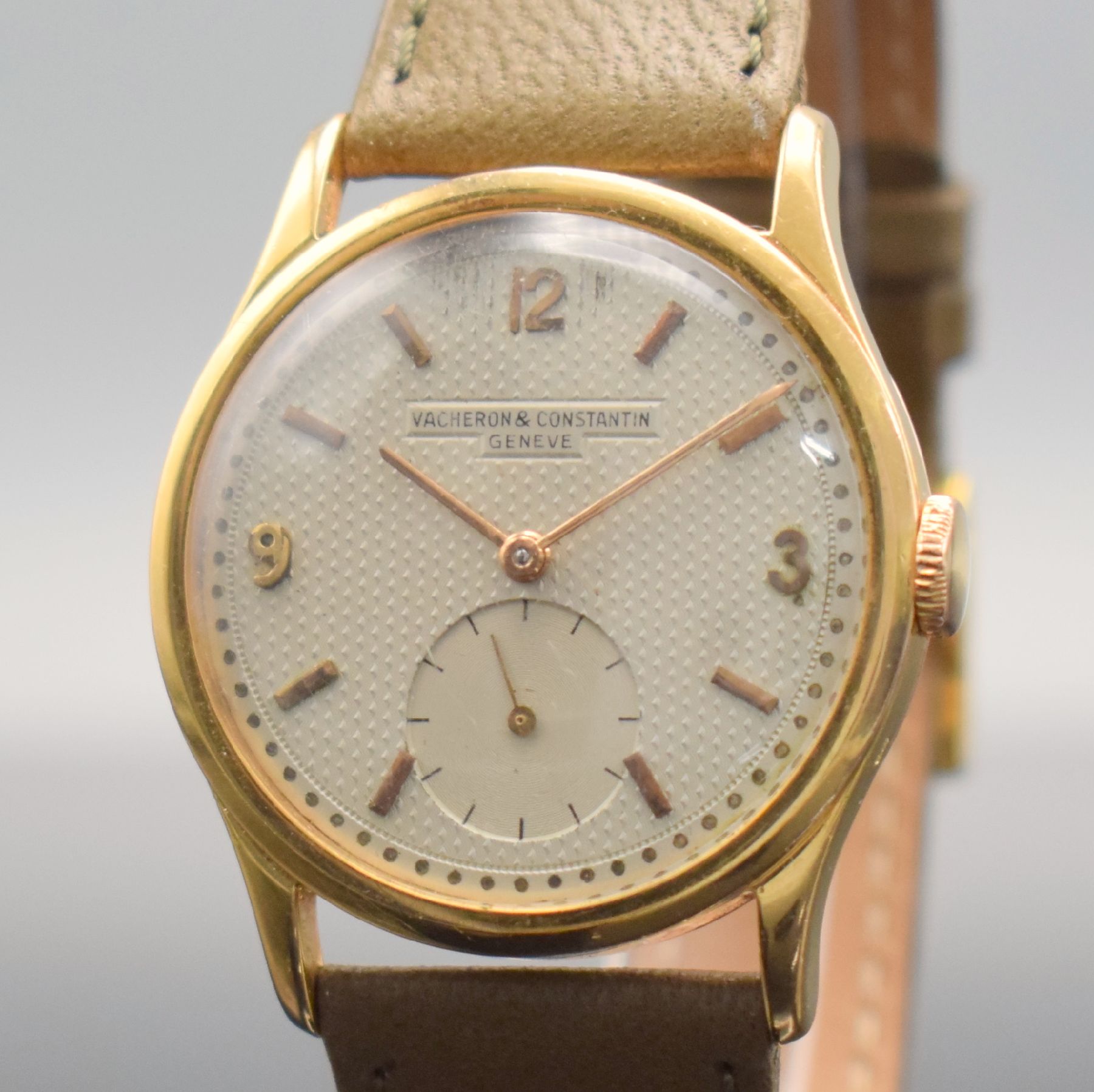 Detail c: VACHERON & CONSTANTIN feine und seltene Herrenarmbanduhr in RoseG 750/000, Handaufzug, Schweiz um 1942, 3-teil. Geh. l. dell., Boden & Glasrand ...