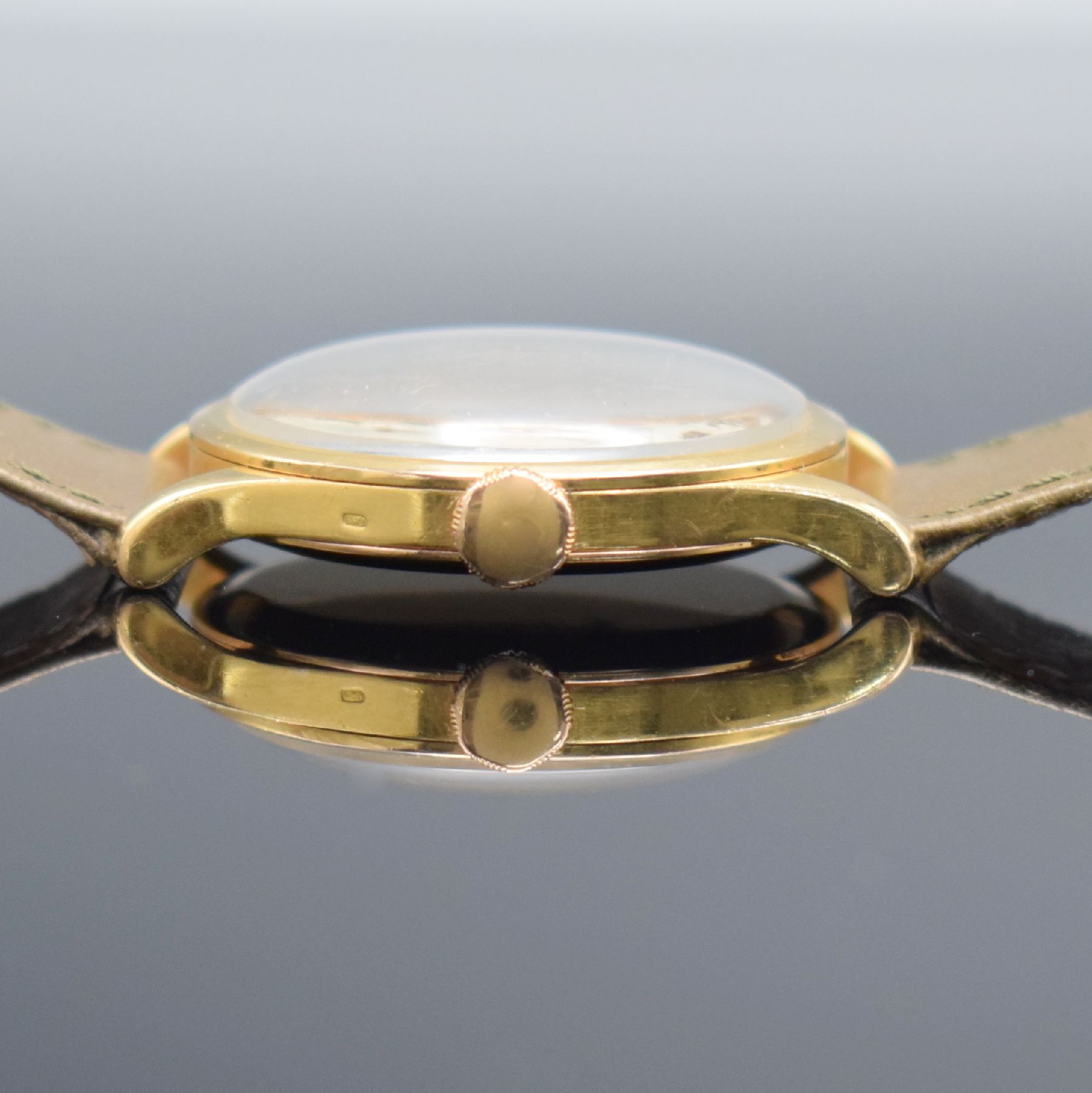 Detail d: VACHERON & CONSTANTIN feine und seltene Herrenarmbanduhr in RoseG 750/000, Handaufzug, Schweiz um 1942, 3-teil. Geh. l. dell., Boden & Glasrand ...