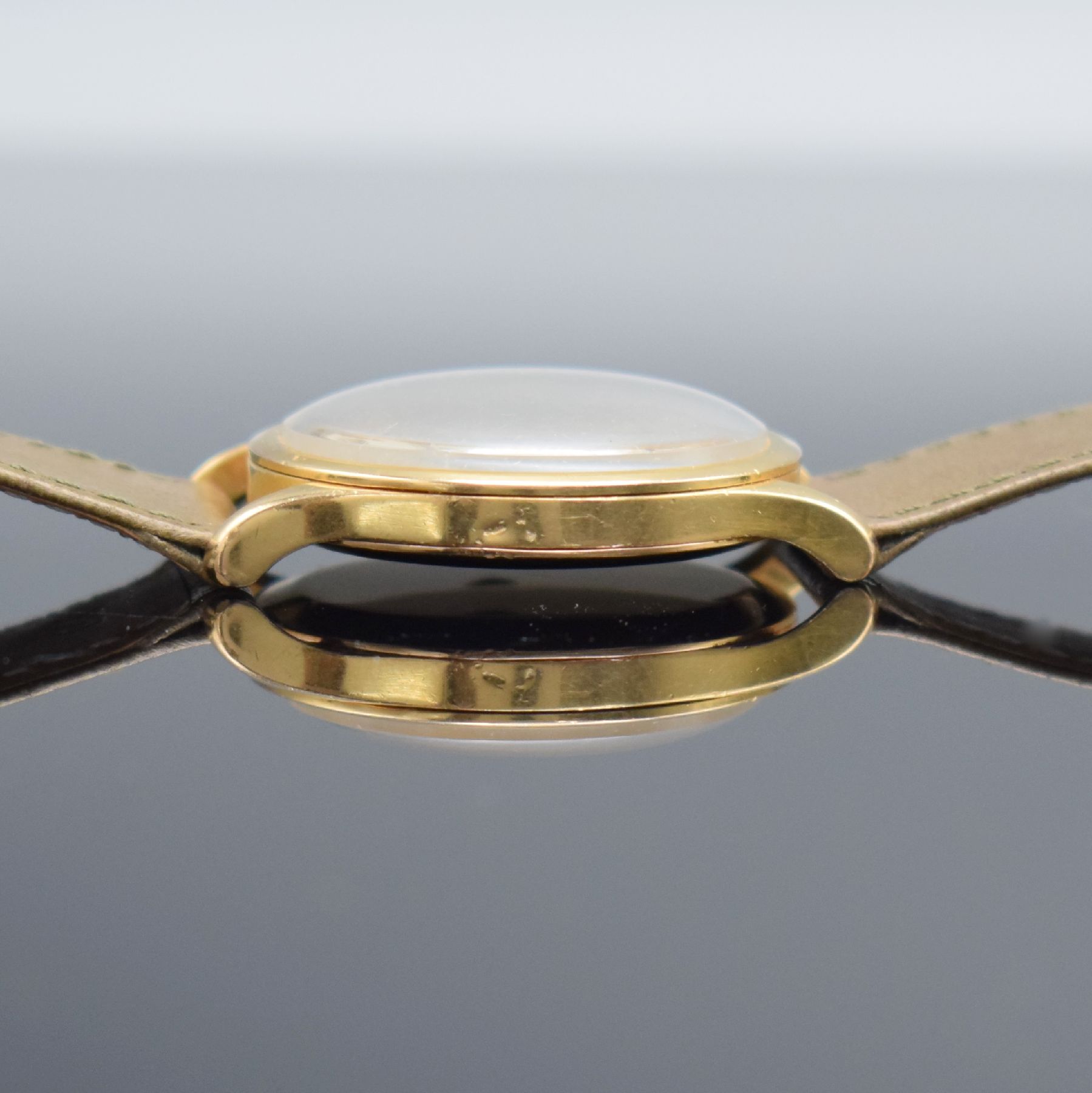 Detail e: VACHERON & CONSTANTIN feine und seltene Herrenarmbanduhr in RoseG 750/000, Handaufzug, Schweiz um 1942, 3-teil. Geh. l. dell., Boden & Glasrand ...