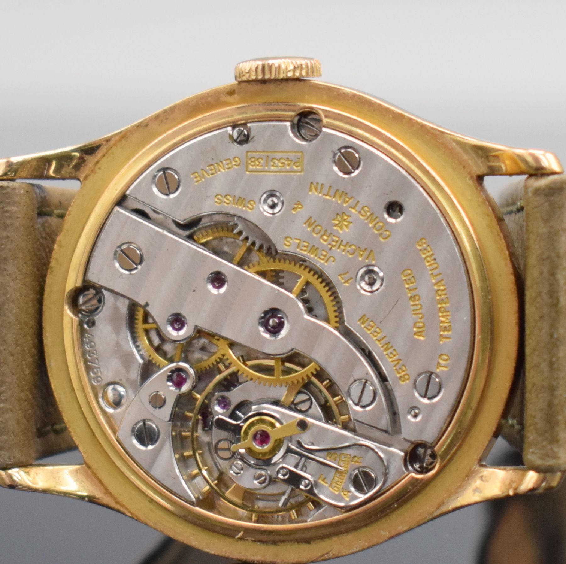 Detail g: VACHERON & CONSTANTIN feine und seltene Herrenarmbanduhr in RoseG 750/000, Handaufzug, Schweiz um 1942, 3-teil. Geh. l. dell., Boden & Glasrand ...