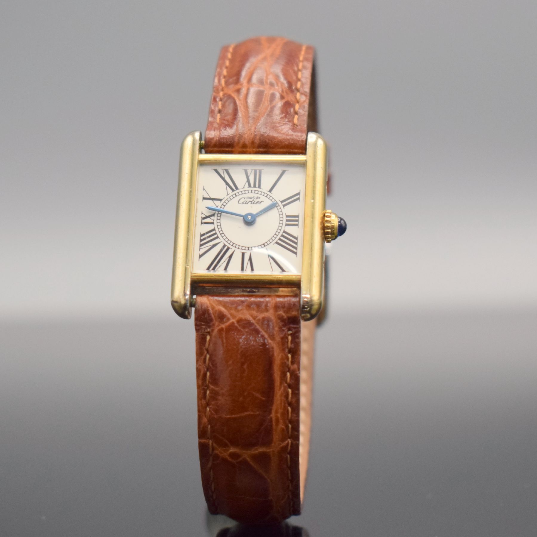 Detail b: CARTIER Paris Damenarmbanduhr Tank Vermeil Referenz 5057001, Schweiz 1990er Jahre, verg. Silbergeh. altersbed. ber., neutr. Lederband, quarz, Boden ...