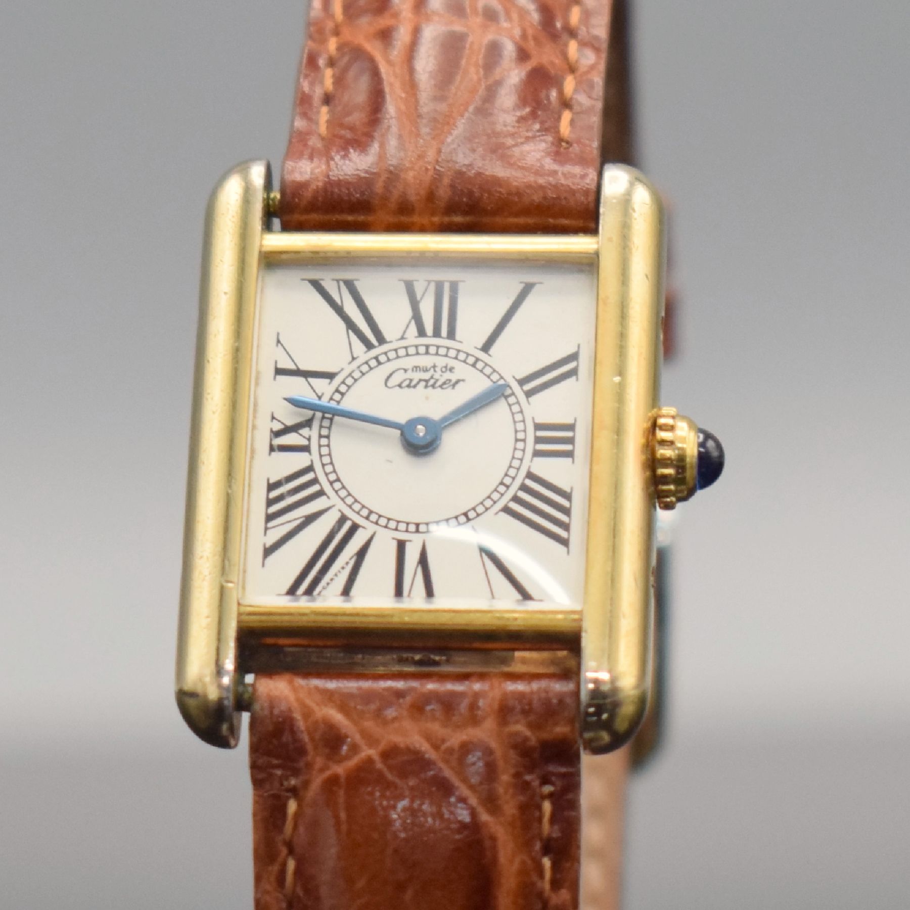Detail c: CARTIER Paris Damenarmbanduhr Tank Vermeil Referenz 5057001, Schweiz 1990er Jahre, verg. Silbergeh. altersbed. ber., neutr. Lederband, quarz, Boden ...
