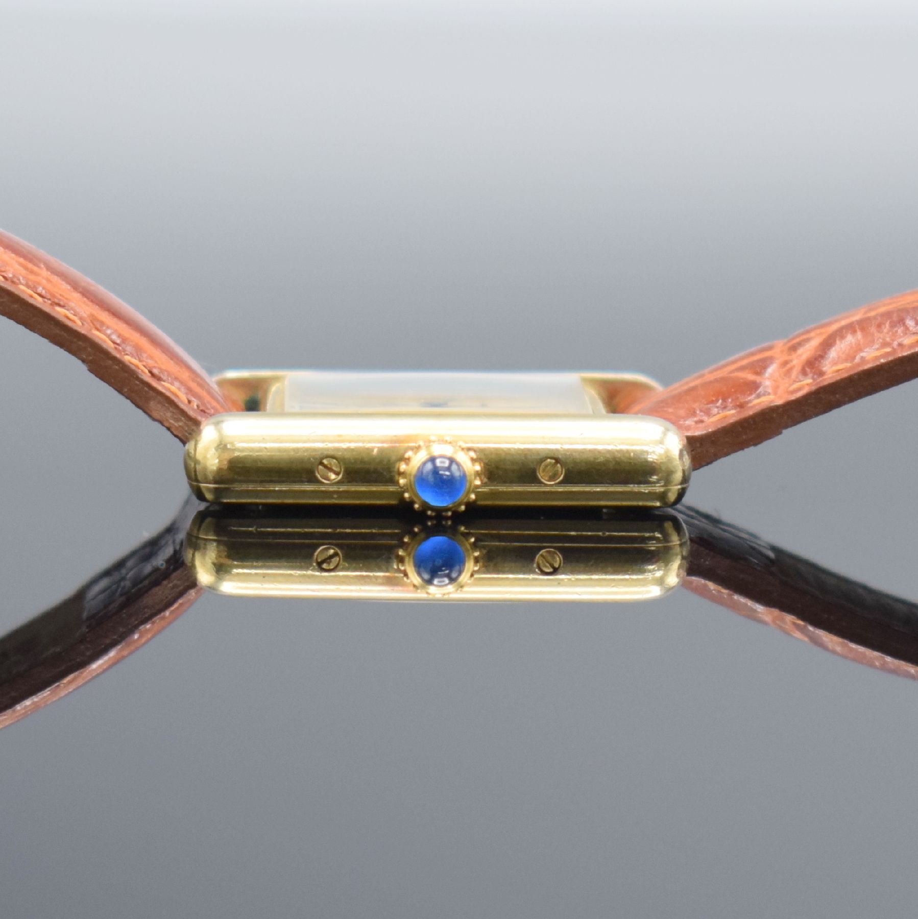 Detail d: CARTIER Paris Damenarmbanduhr Tank Vermeil Referenz 5057001, Schweiz 1990er Jahre, verg. Silbergeh. altersbed. ber., neutr. Lederband, quarz, Boden ...