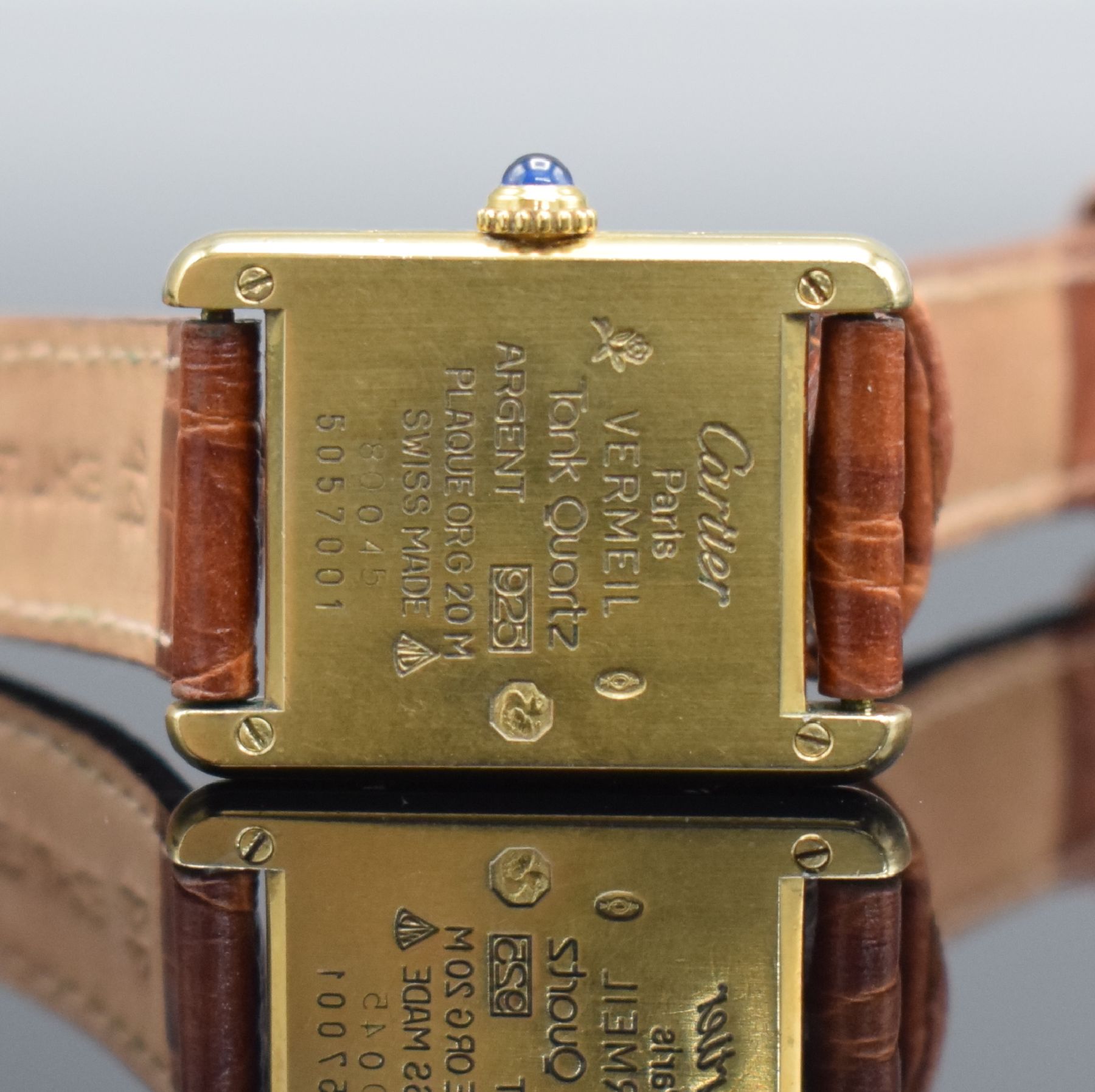 Detail e: CARTIER Paris Damenarmbanduhr Tank Vermeil Referenz 5057001, Schweiz 1990er Jahre, verg. Silbergeh. altersbed. ber., neutr. Lederband, quarz, Boden ...