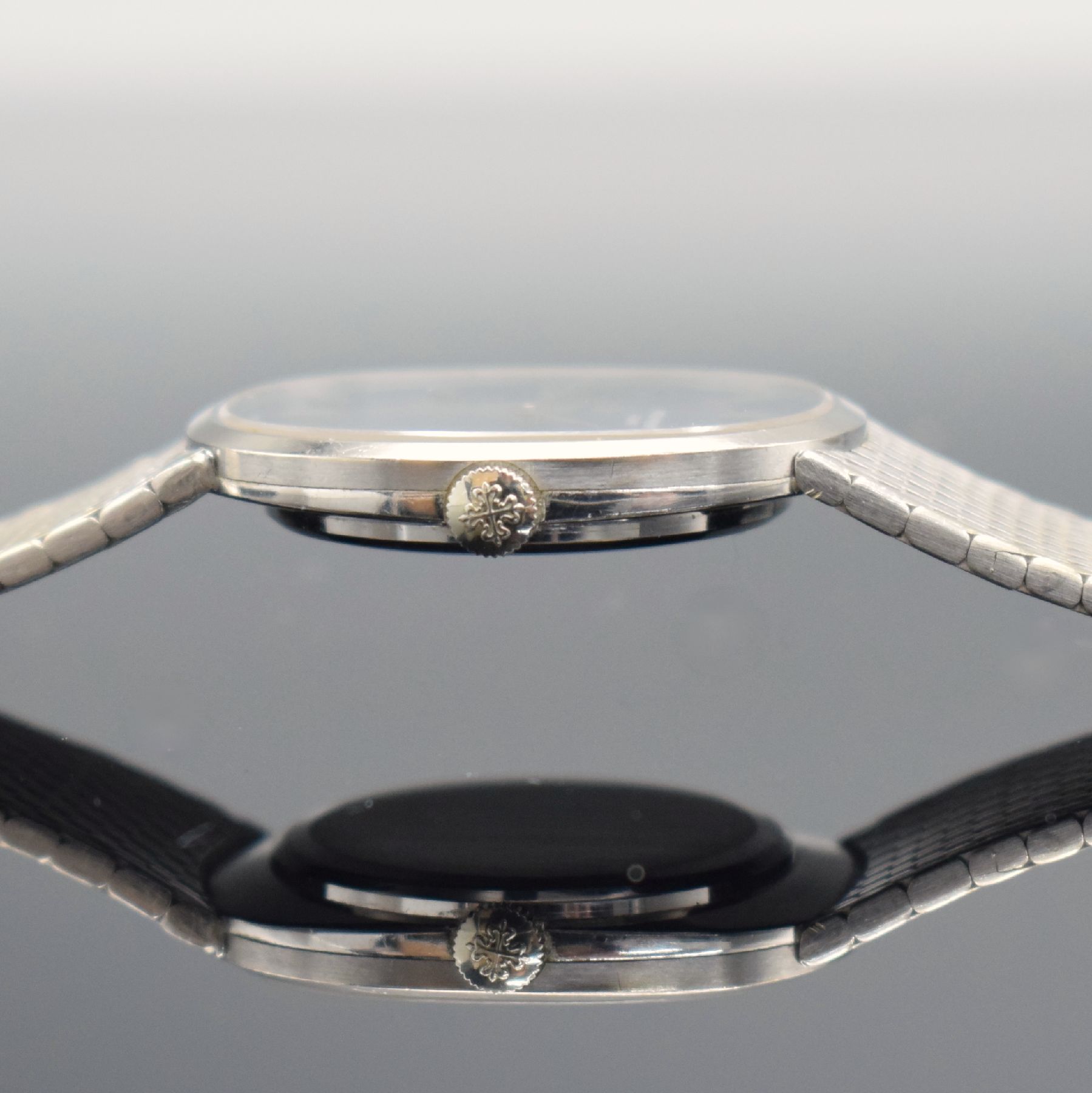 Detail e: PATEK PHILIPPE Herrenarmbanduhr Modellserie Ellipse d´Or Referenz 3748/1 in WG 750/000, Handaufzug, Schweiz um 1978, 3-teil. Geh. inkl. orig. Band, ...