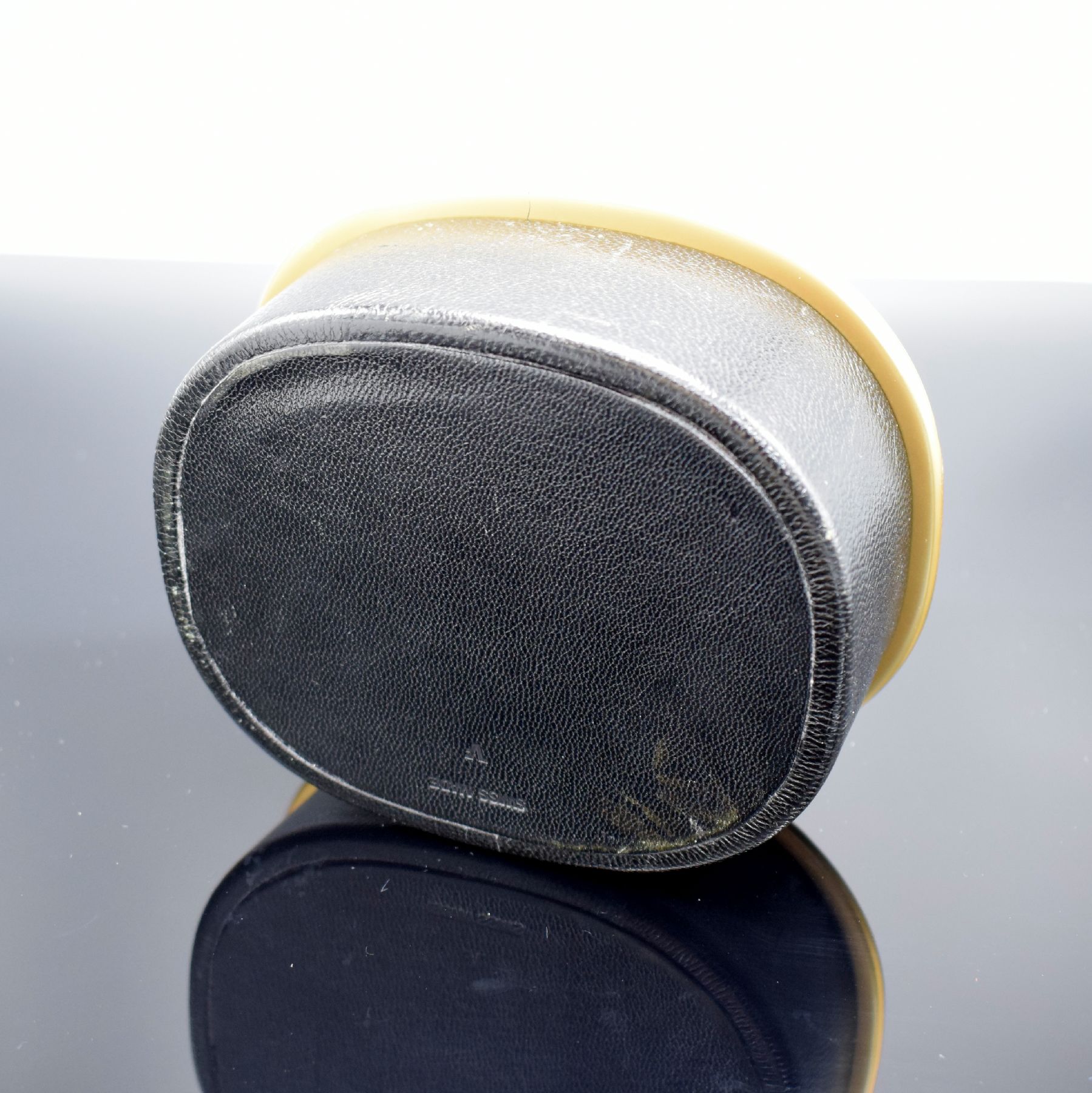 Detail d: PATEK PHILIPPE Ellipse-förmige Uhrenbox in schwarzem Leder, 1970er Jahre, gold. Rand, innen rotes Leder, M. ca. 6 x 13 x 11 cm, voll nutzbar
