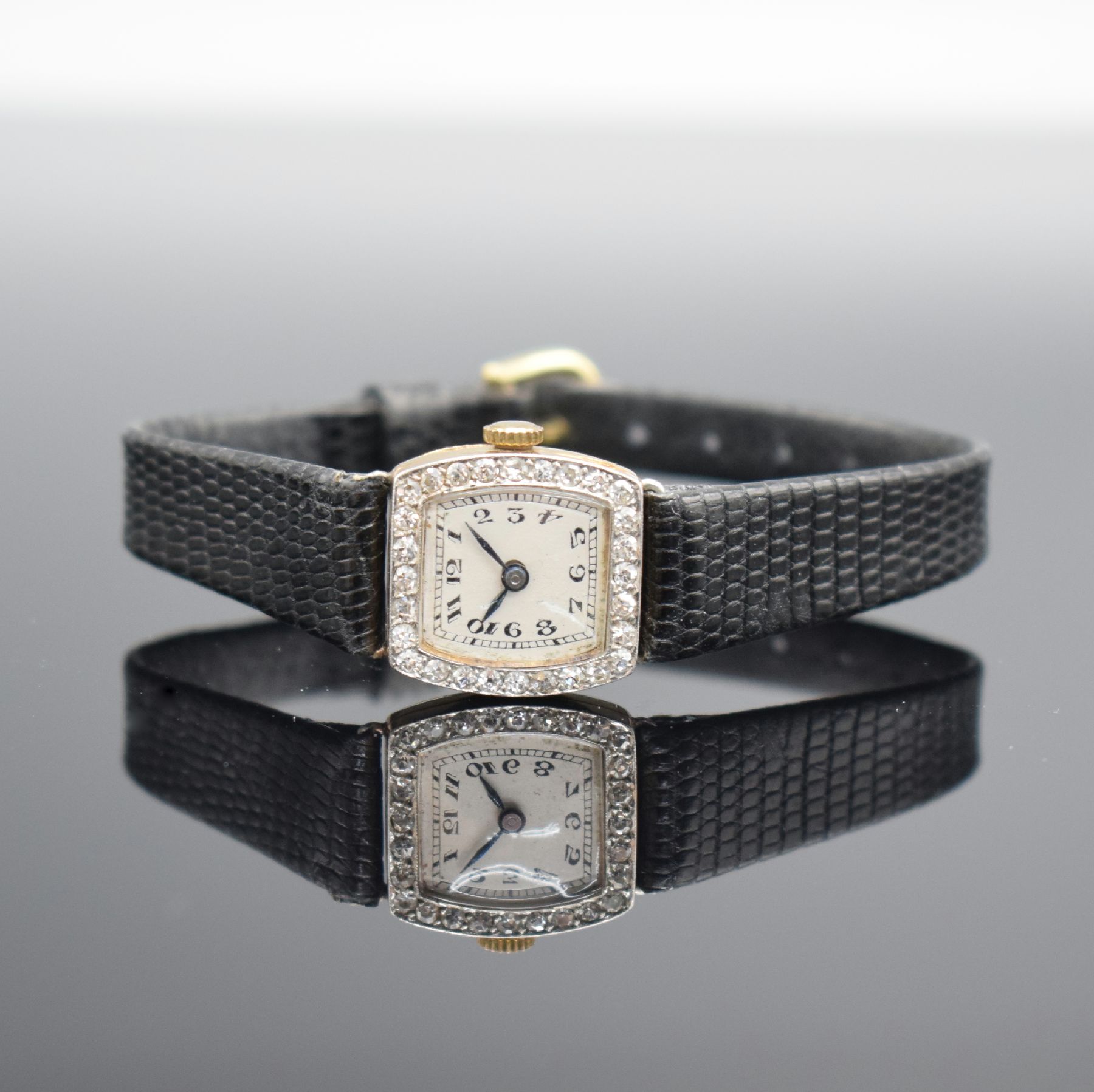 Art Deco Damenarmbanduhr in RG 750/000, Schweiz um 1930, Handaufzug, 3-teil. Geh., Lünette aufw. m. Diamanten bes., Boden & Glasrand aufgedr., silb. ...