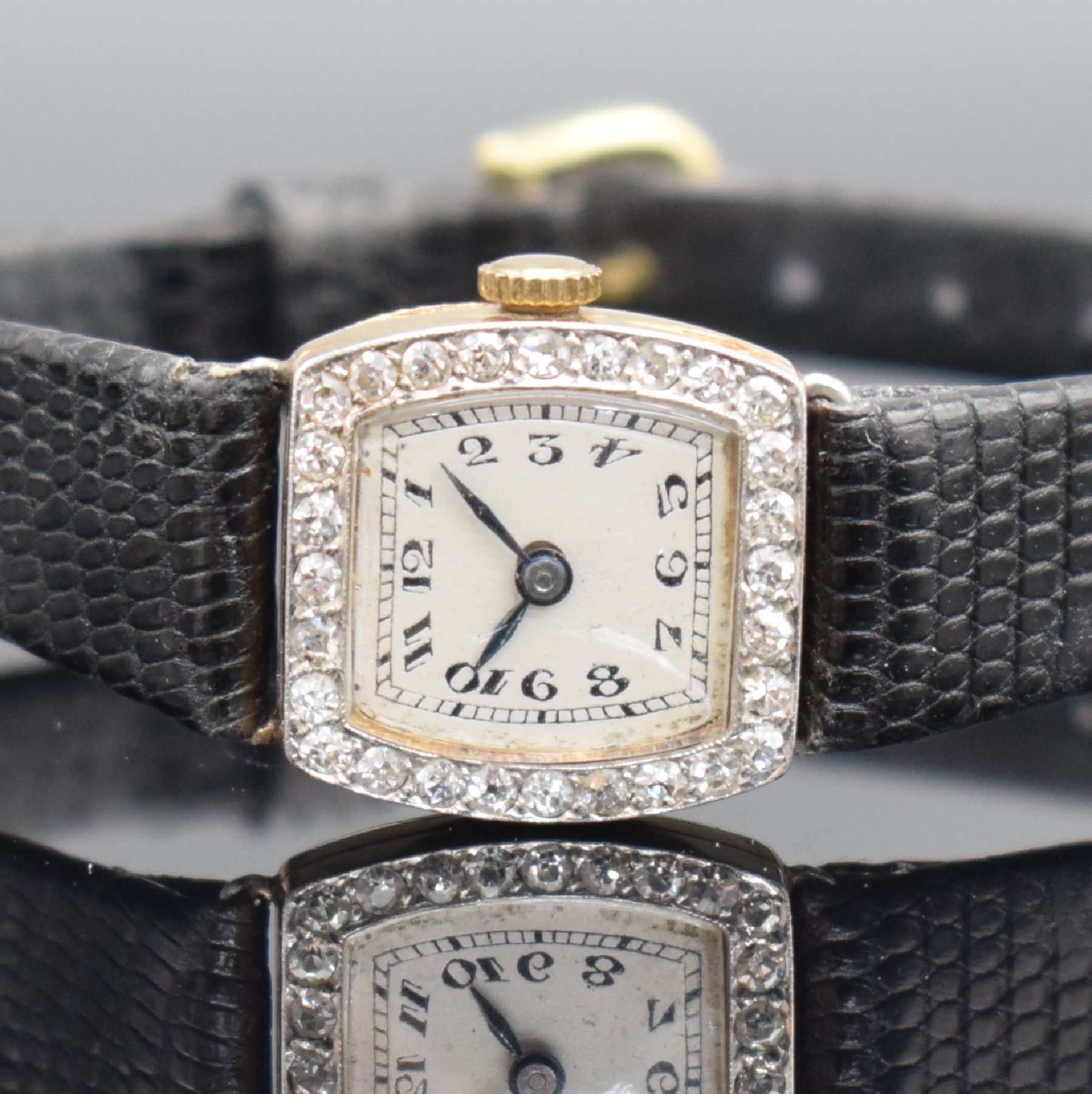 Detail a: Art Deco Damenarmbanduhr in RG 750/000, Schweiz um 1930, Handaufzug, 3-teil. Geh., Lünette aufw. m. Diamanten bes., Boden & Glasrand aufgedr., silb. ...