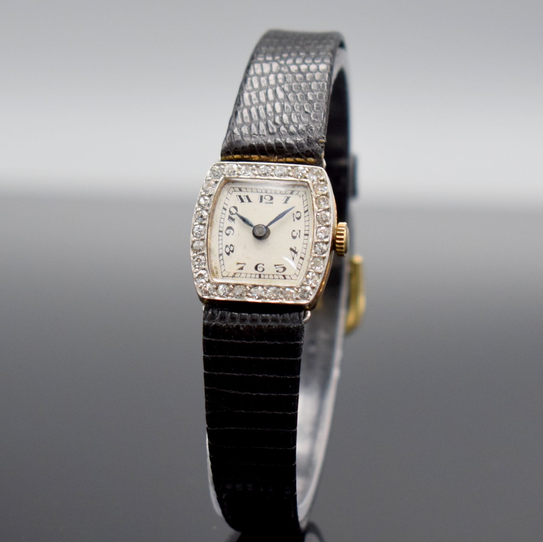 Detail b: Art Deco Damenarmbanduhr in RG 750/000, Schweiz um 1930, Handaufzug, 3-teil. Geh., Lünette aufw. m. Diamanten bes., Boden & Glasrand aufgedr., silb. ...