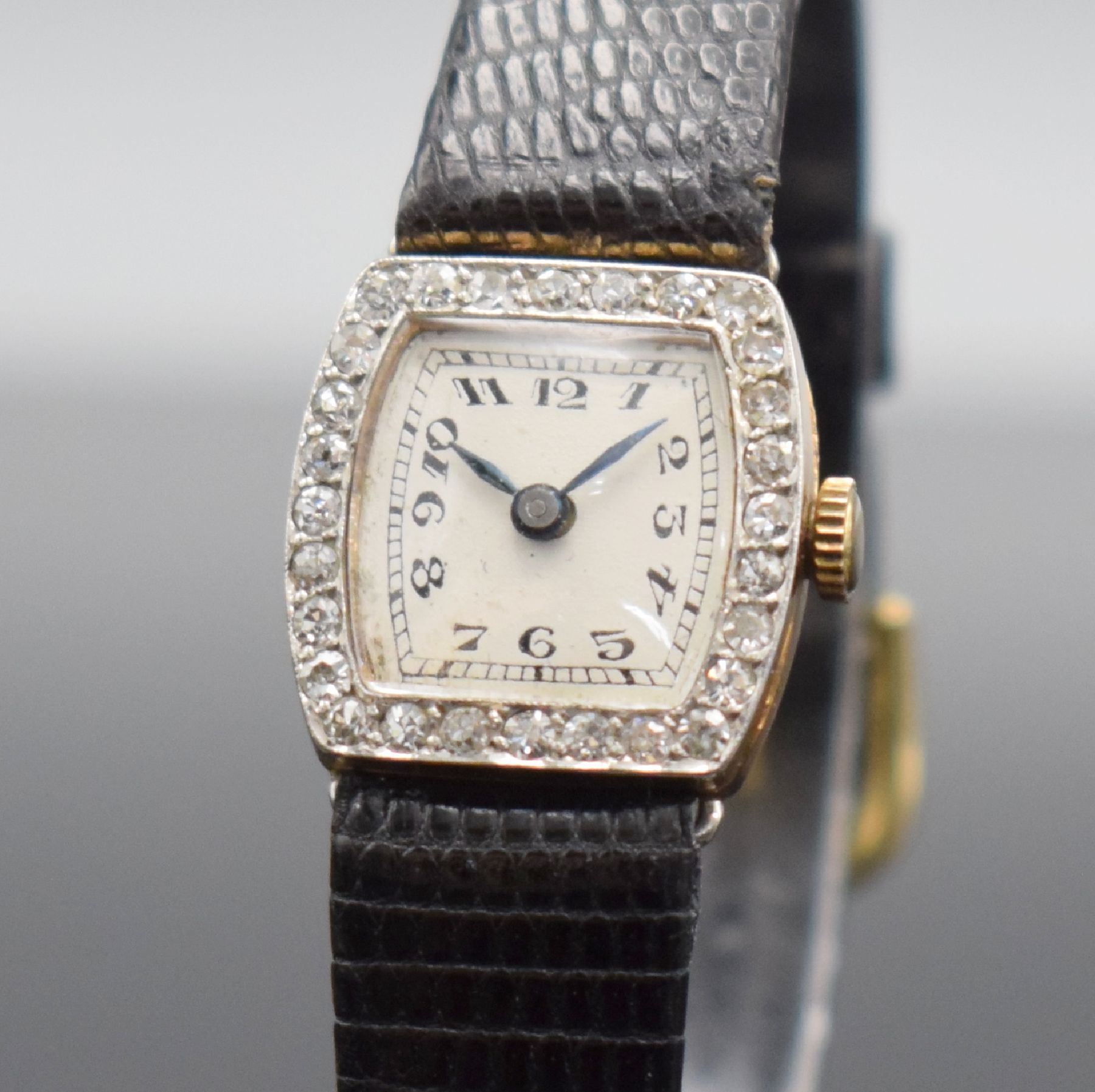 Detail c: Art Deco Damenarmbanduhr in RG 750/000, Schweiz um 1930, Handaufzug, 3-teil. Geh., Lünette aufw. m. Diamanten bes., Boden & Glasrand aufgedr., silb. ...