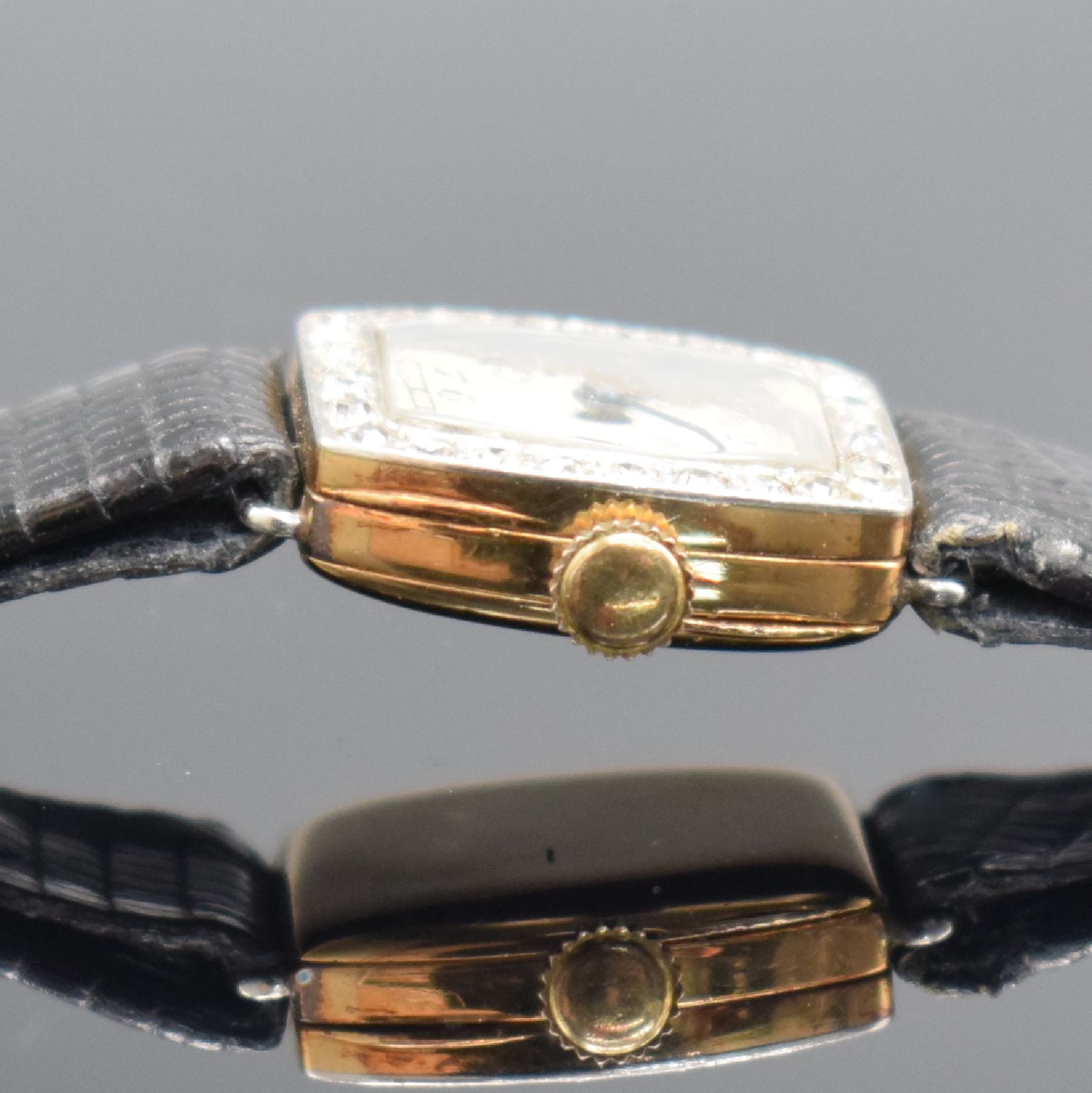 Detail d: Art Deco Damenarmbanduhr in RG 750/000, Schweiz um 1930, Handaufzug, 3-teil. Geh., Lünette aufw. m. Diamanten bes., Boden & Glasrand aufgedr., silb. ...
