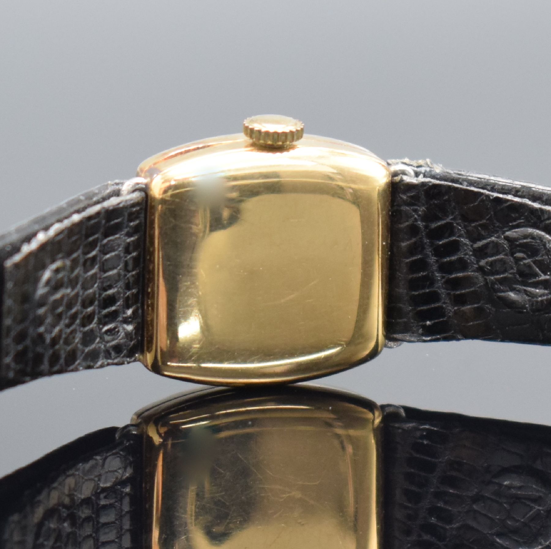 Detail e: Art Deco Damenarmbanduhr in RG 750/000, Schweiz um 1930, Handaufzug, 3-teil. Geh., Lünette aufw. m. Diamanten bes., Boden & Glasrand aufgedr., silb. ...