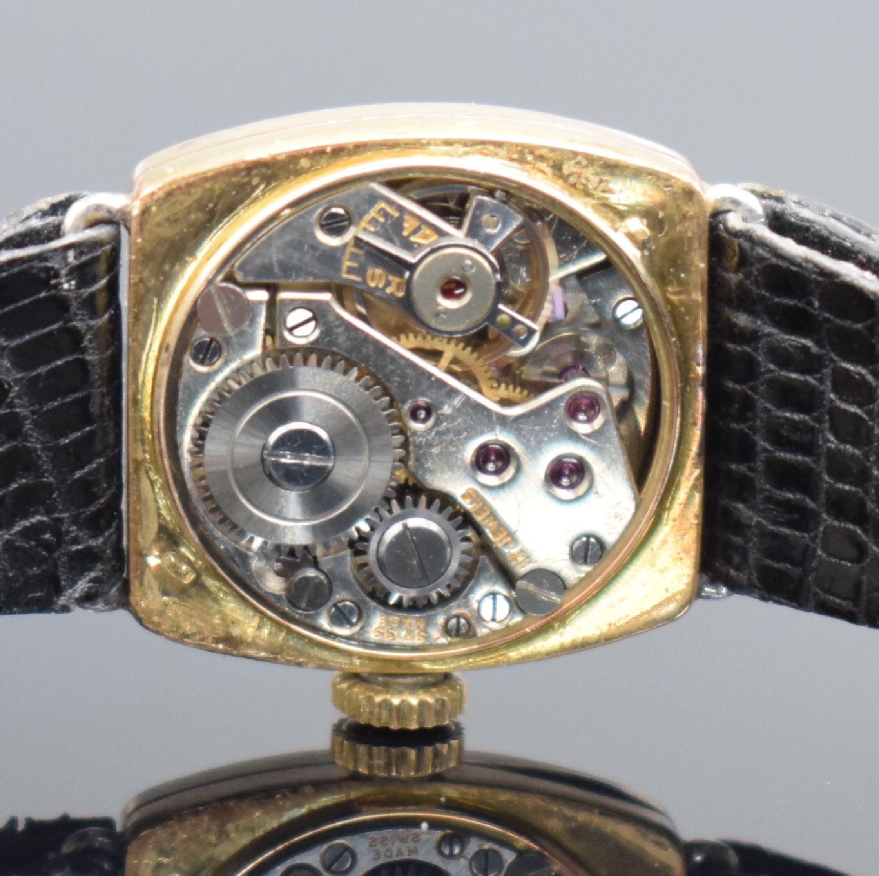 Detail f: Art Deco Damenarmbanduhr in RG 750/000, Schweiz um 1930, Handaufzug, 3-teil. Geh., Lünette aufw. m. Diamanten bes., Boden & Glasrand aufgedr., silb. ...