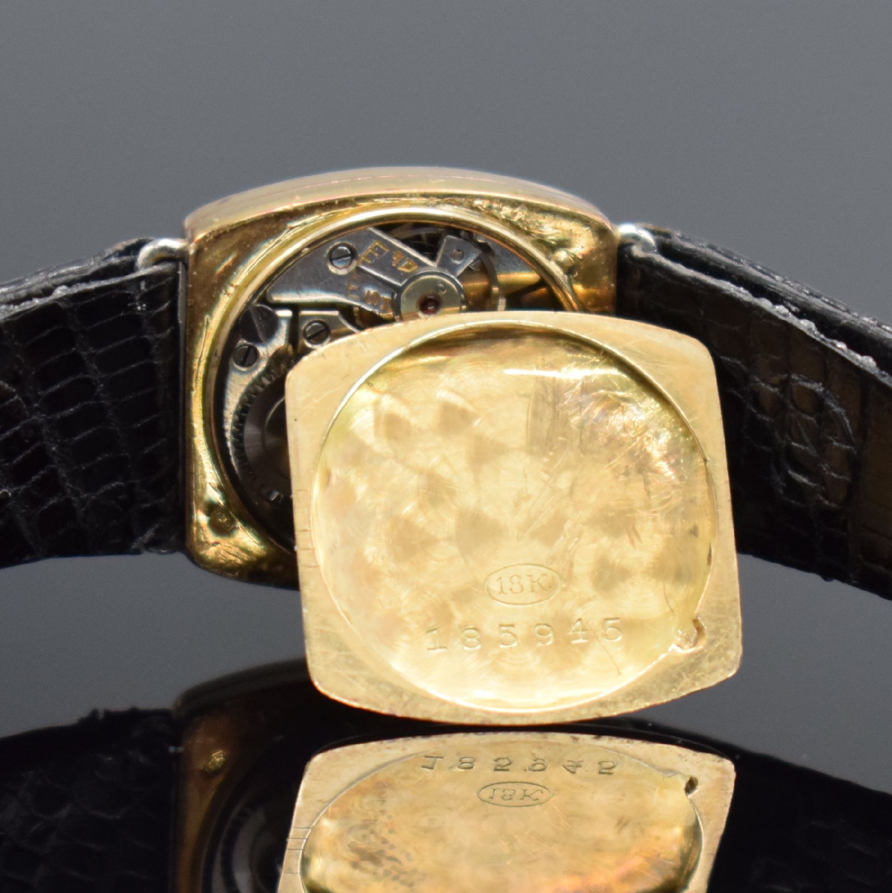 Detail g: Art Deco Damenarmbanduhr in RG 750/000, Schweiz um 1930, Handaufzug, 3-teil. Geh., Lünette aufw. m. Diamanten bes., Boden & Glasrand aufgedr., silb. ...