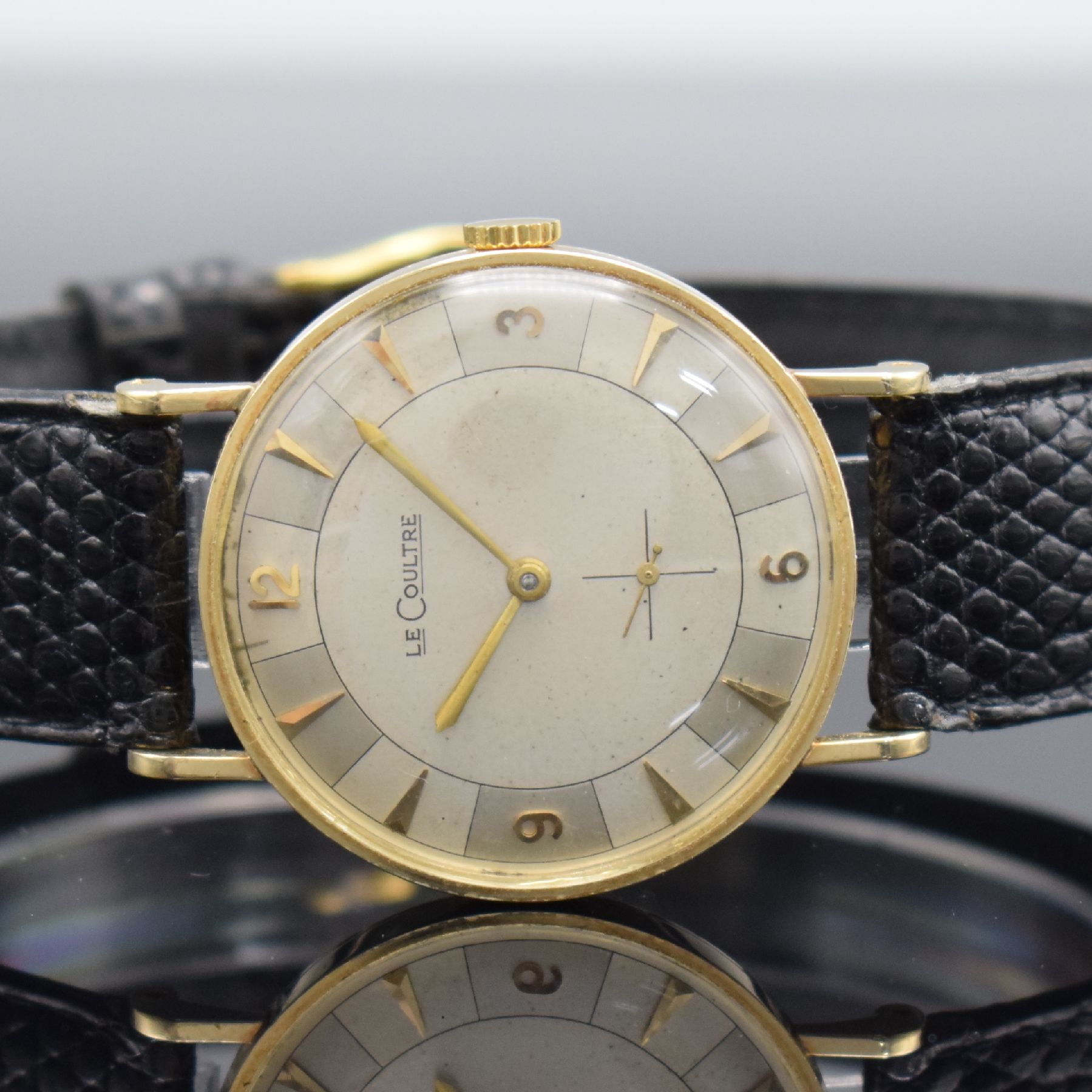 Detail a: LeCoultre Herrenarmbanduhr in GG 585/000 Referenz 727-722-103, Schweiz/USA um 1955, Handaufzug, 2-teil. Geh., Boden aufgedr., ausgef. ...