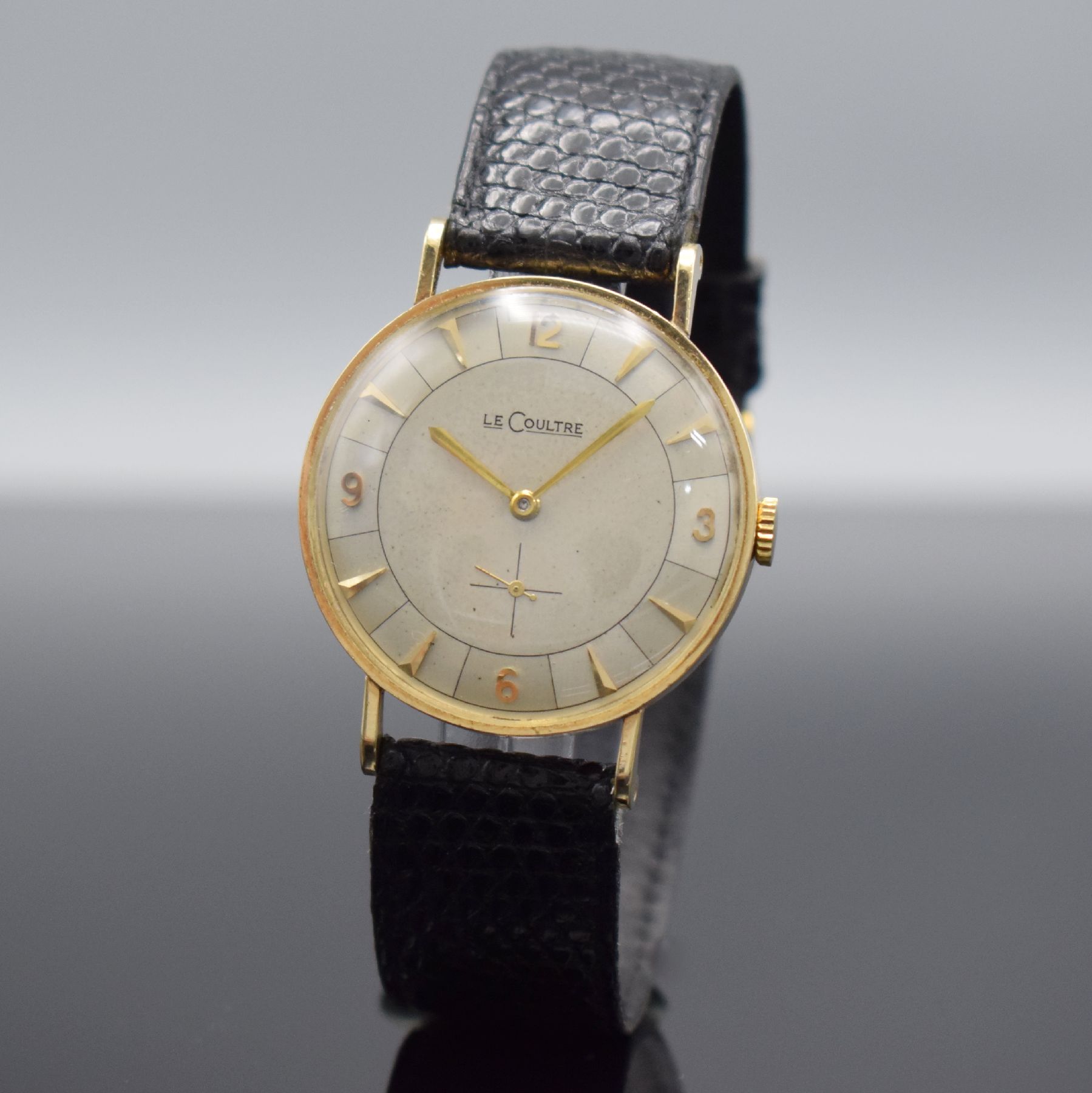 Detail b: LeCoultre Herrenarmbanduhr in GG 585/000 Referenz 727-722-103, Schweiz/USA um 1955, Handaufzug, 2-teil. Geh., Boden aufgedr., ausgef. ...