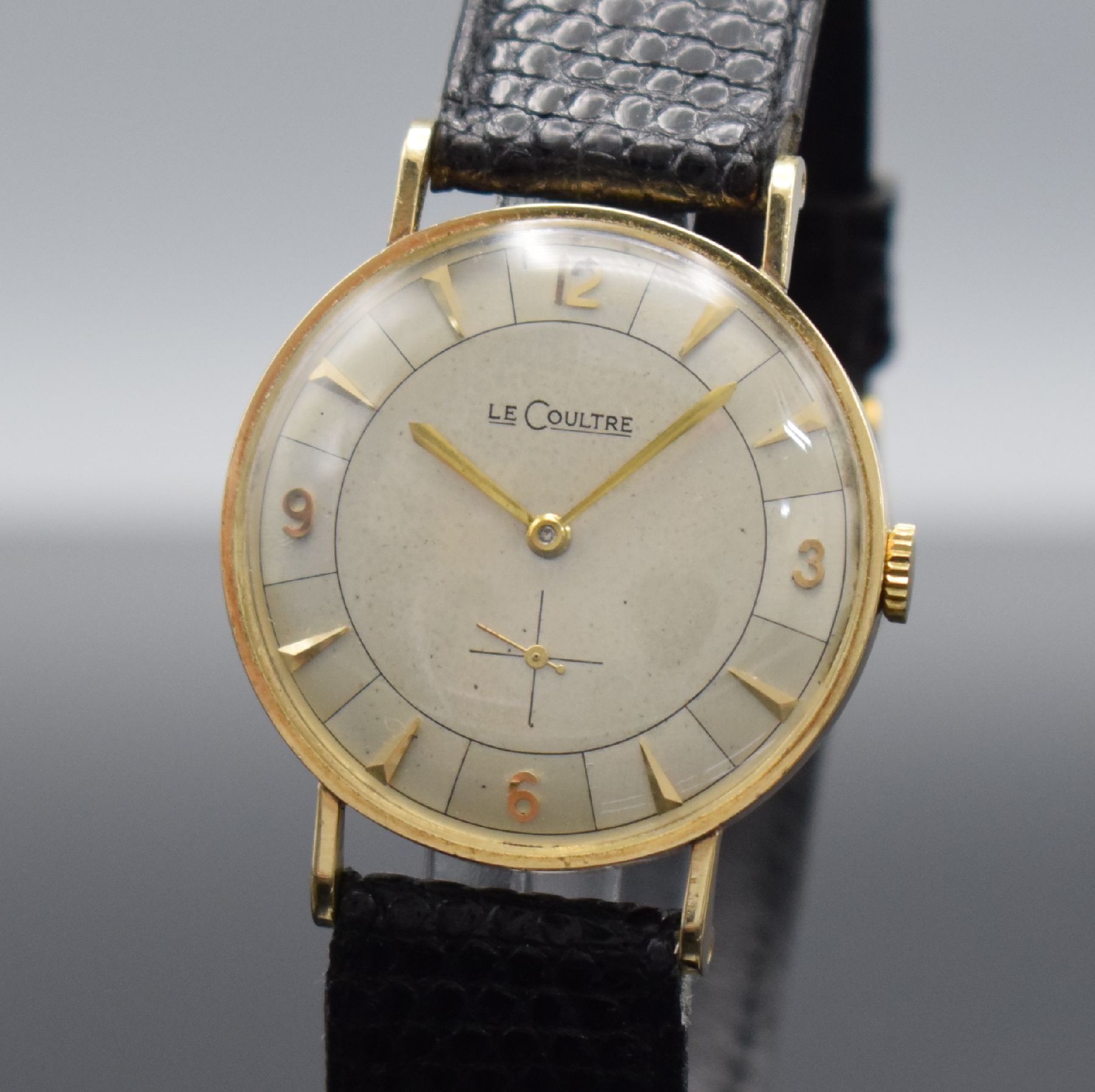 Detail c: LeCoultre Herrenarmbanduhr in GG 585/000 Referenz 727-722-103, Schweiz/USA um 1955, Handaufzug, 2-teil. Geh., Boden aufgedr., ausgef. ...