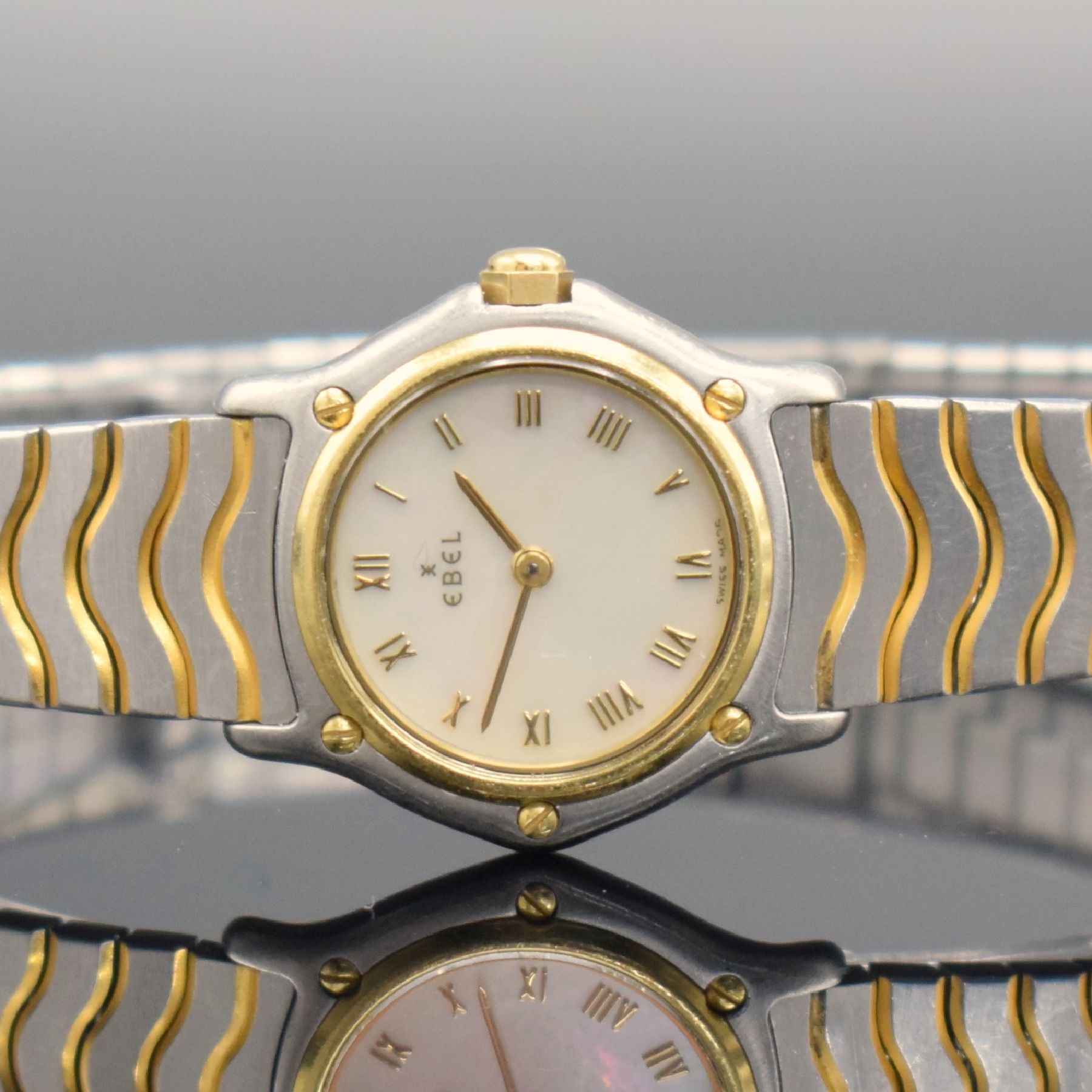 Detail a: EBEL Damenarmbanduhr Classic Wave Referenz 1057901, Schweiz um 1995, Edelstahl/Gold kombiniert inkl. Wellengliederband m. Faltschl., Lün. gegen Geh. ...