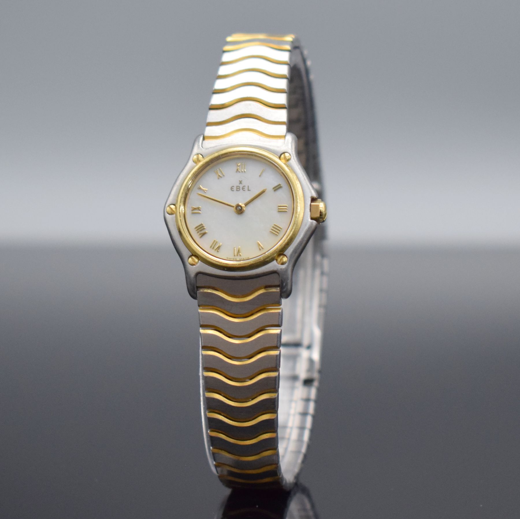 Detail b: EBEL Damenarmbanduhr Classic Wave Referenz 1057901, Schweiz um 1995, Edelstahl/Gold kombiniert inkl. Wellengliederband m. Faltschl., Lün. gegen Geh. ...