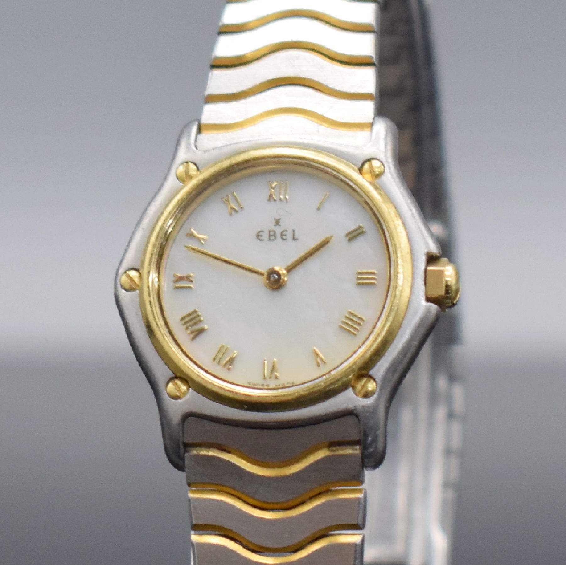Detail c: EBEL Damenarmbanduhr Classic Wave Referenz 1057901, Schweiz um 1995, Edelstahl/Gold kombiniert inkl. Wellengliederband m. Faltschl., Lün. gegen Geh. ...